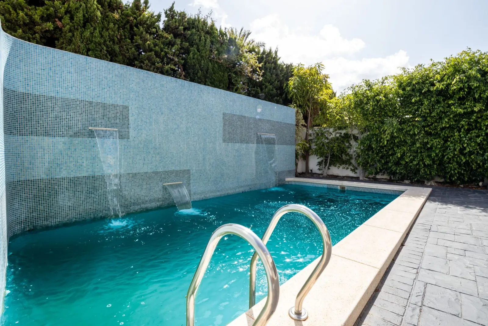 Chalet adosado reformado con piscina privada en El Albir