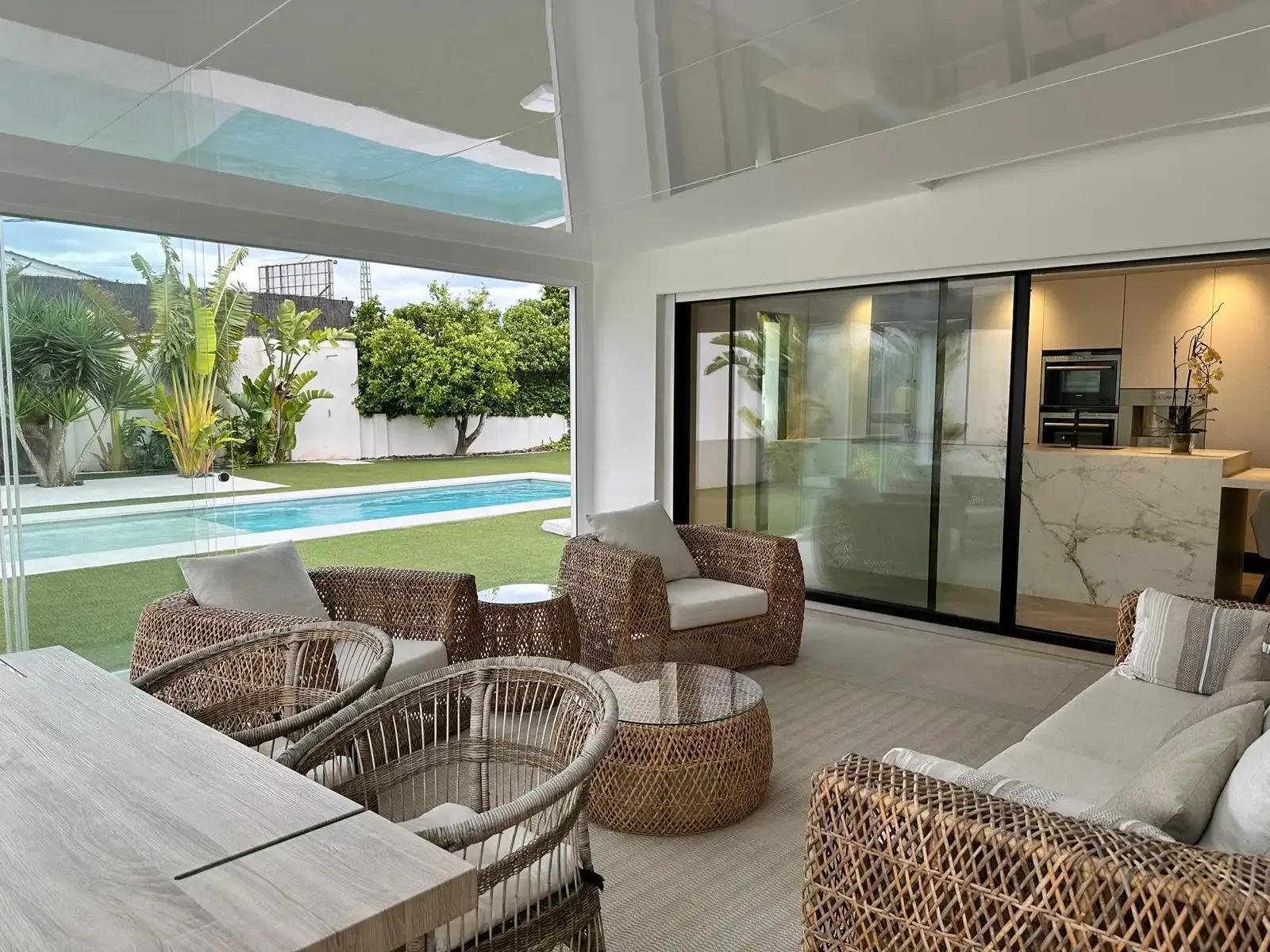 Villa moderna con piscina de sal en parcela de 1.000 m²