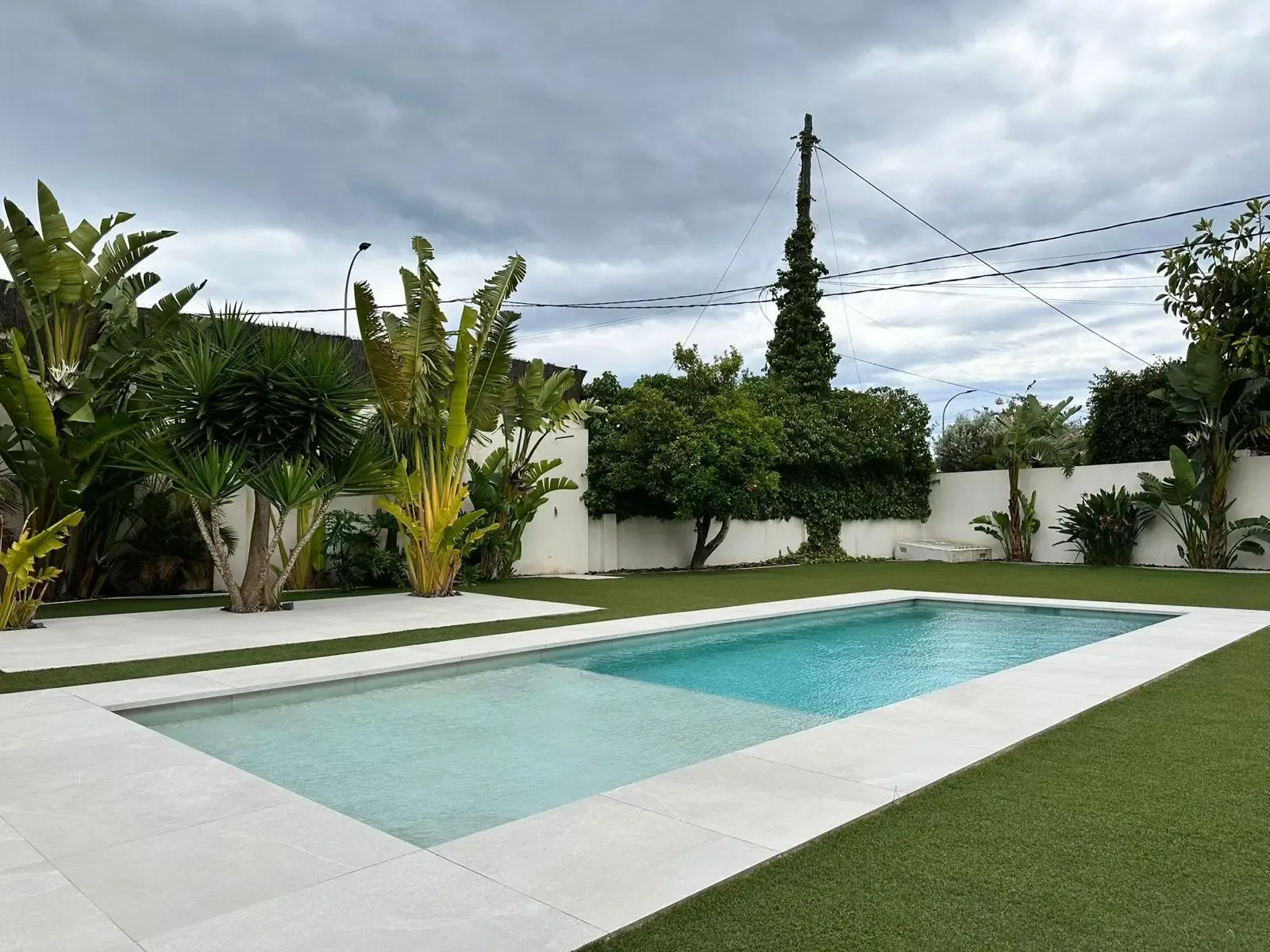 Villa moderna con piscina de sal en parcela de 1.000 m²