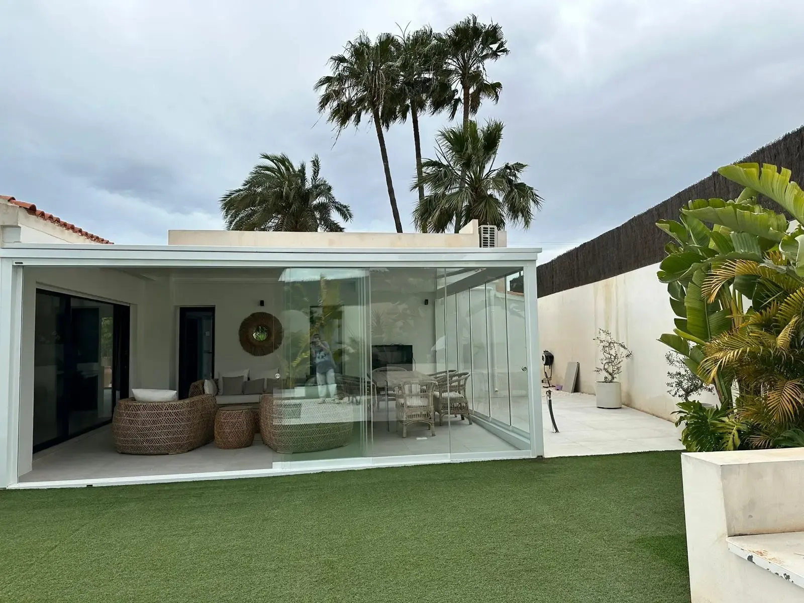 Villa moderna con piscina de sal en parcela de 1.000 m²