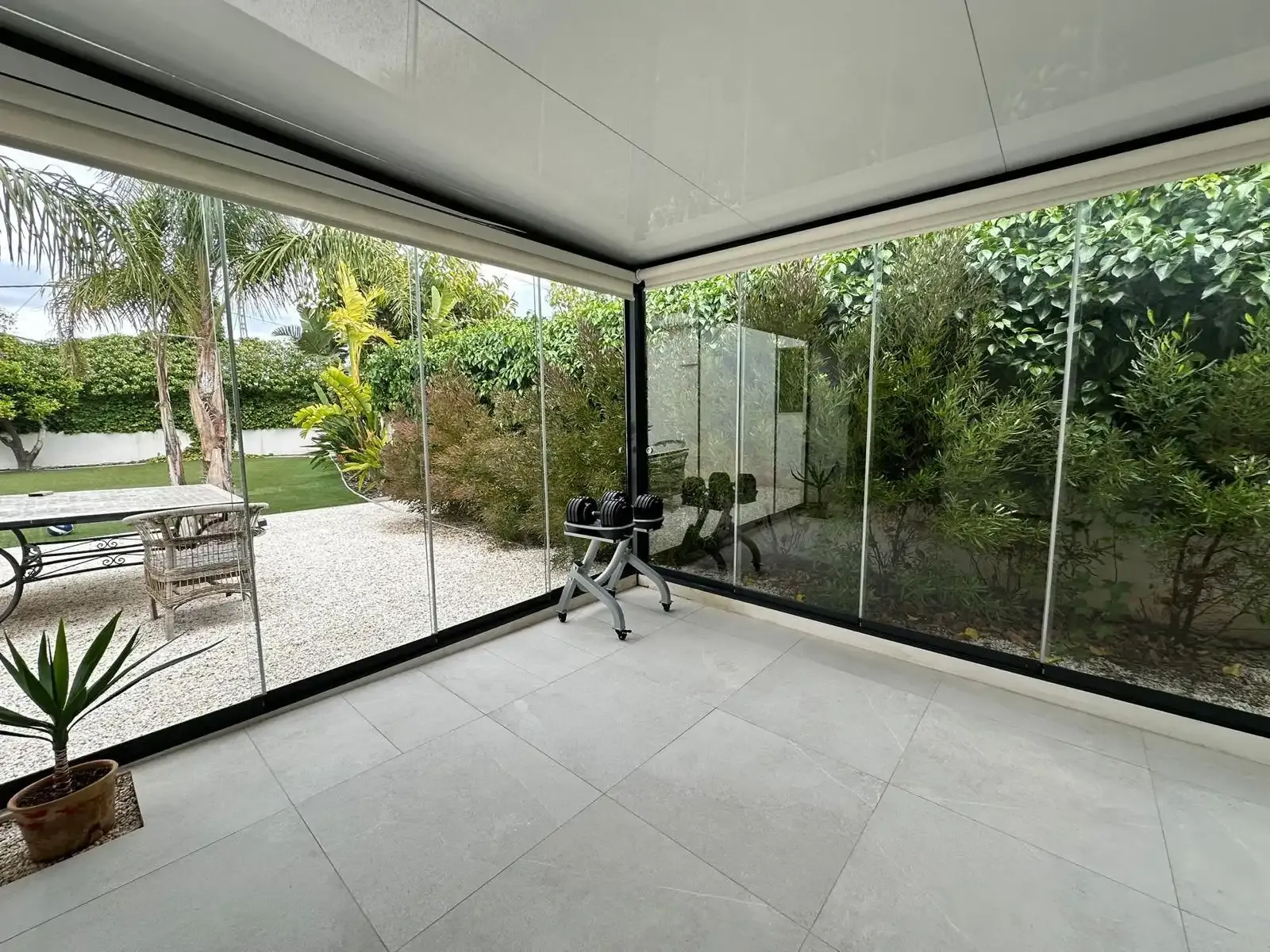 Villa moderna con piscina de sal en parcela de 1.000 m²