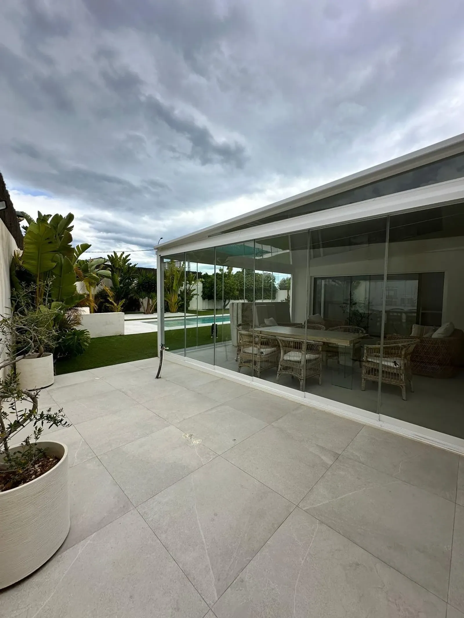 Villa moderna con piscina de sal en parcela de 1.000 m²
