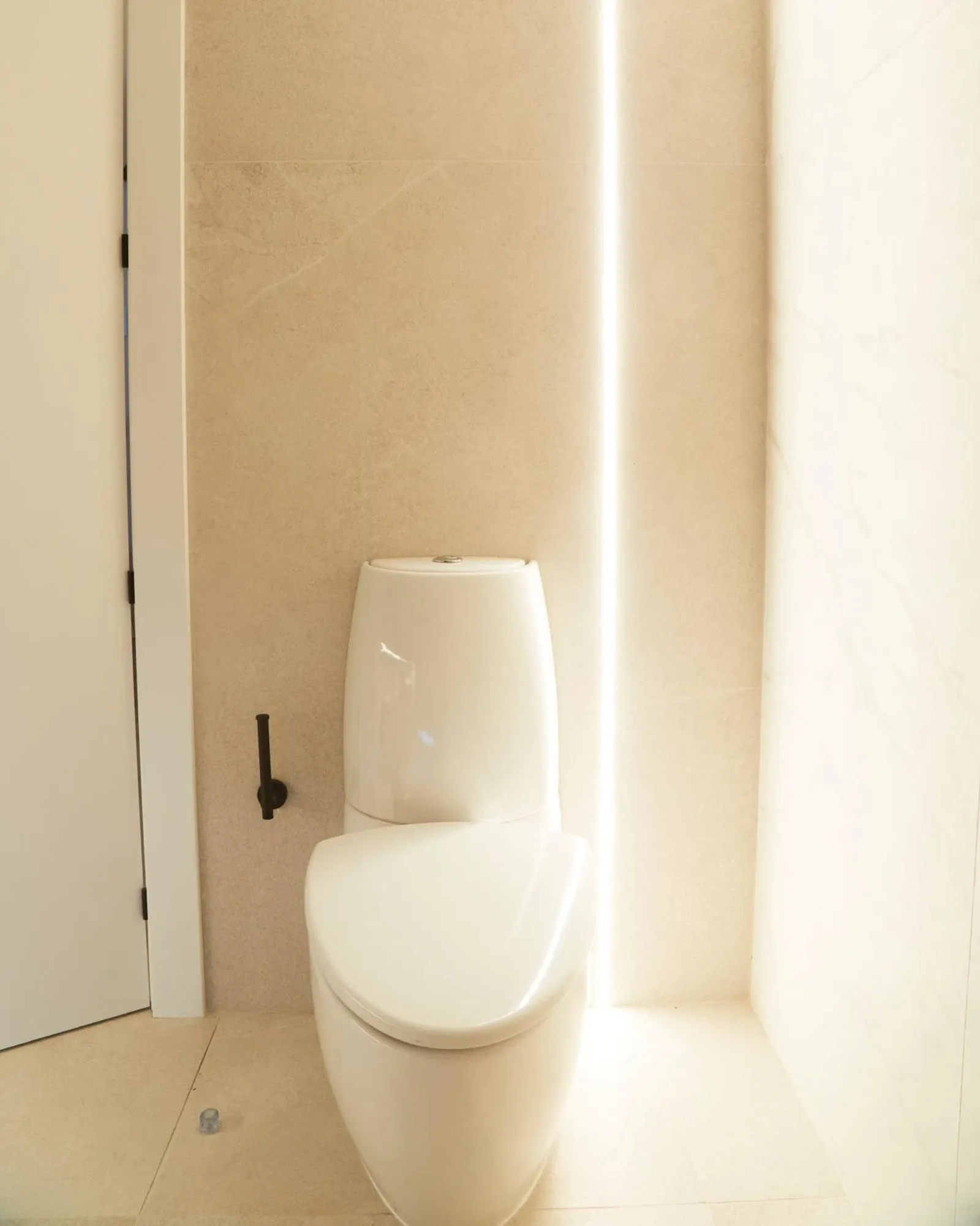 Villa moderna con piscina de sal en parcela de 1.000 m²