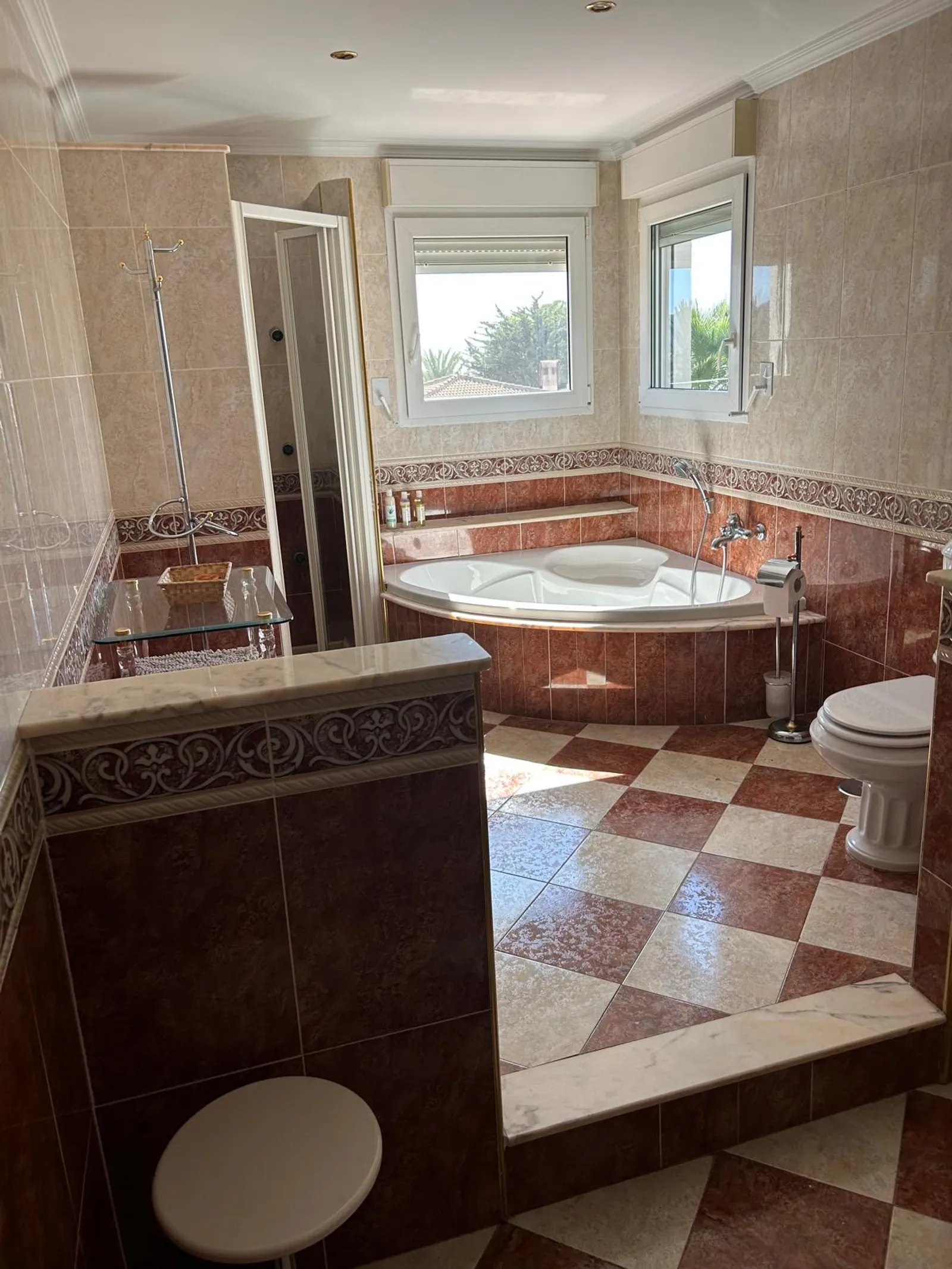 Baño completo con bañera de hidromasaje y ducha independiente