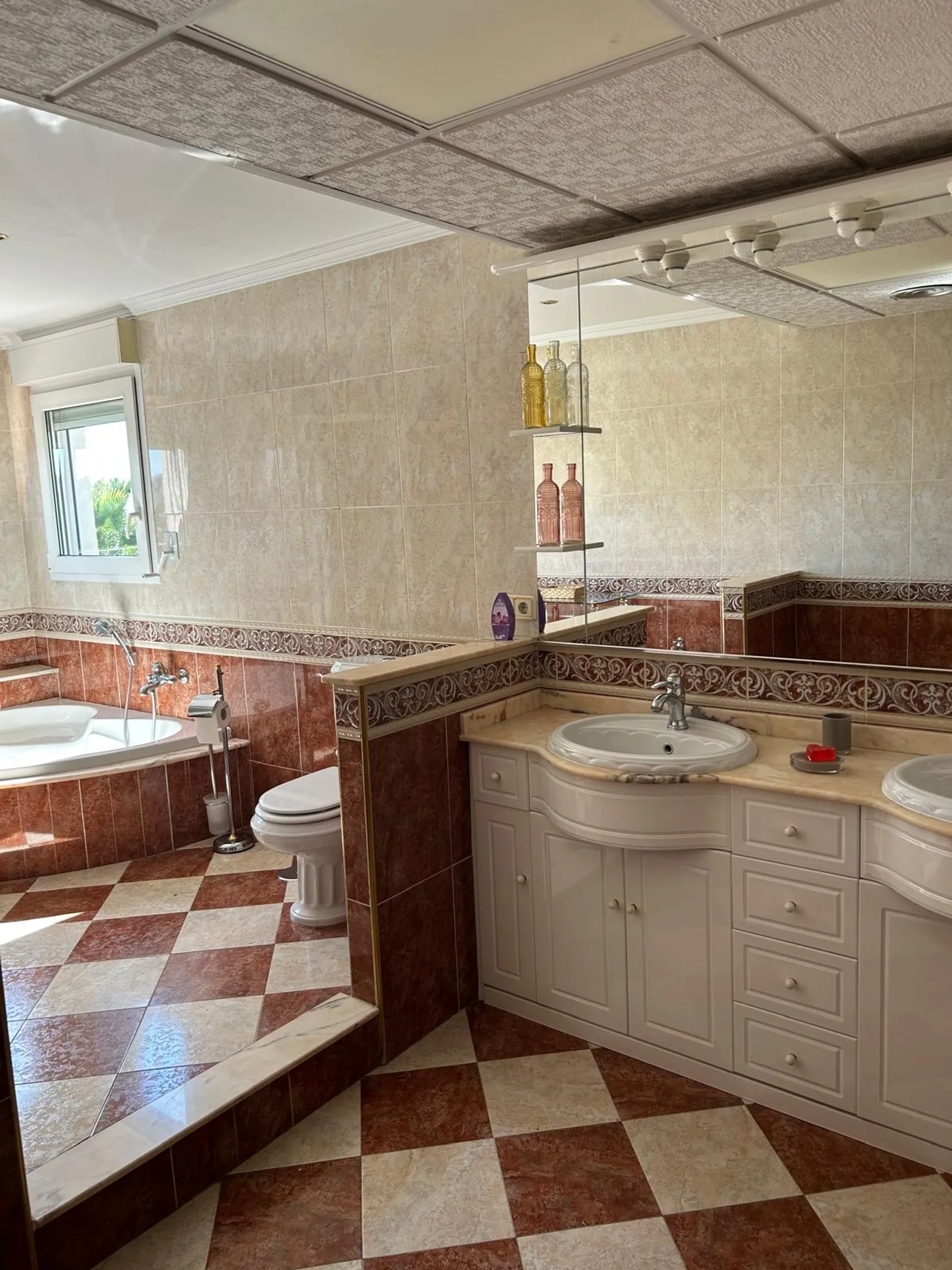 Baño con doble lavabo y amplio mueble en el chalet de Benidorm