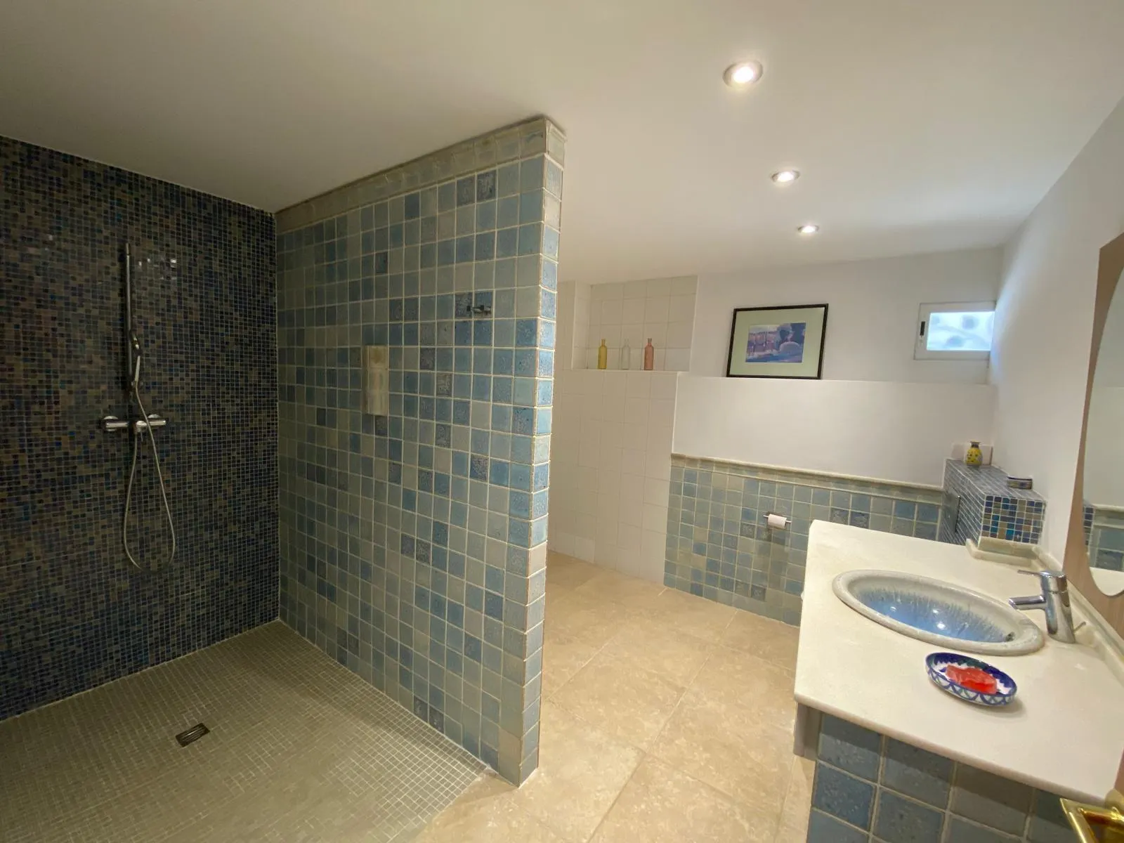 Baño con ducha de obra revestida en gresite azul