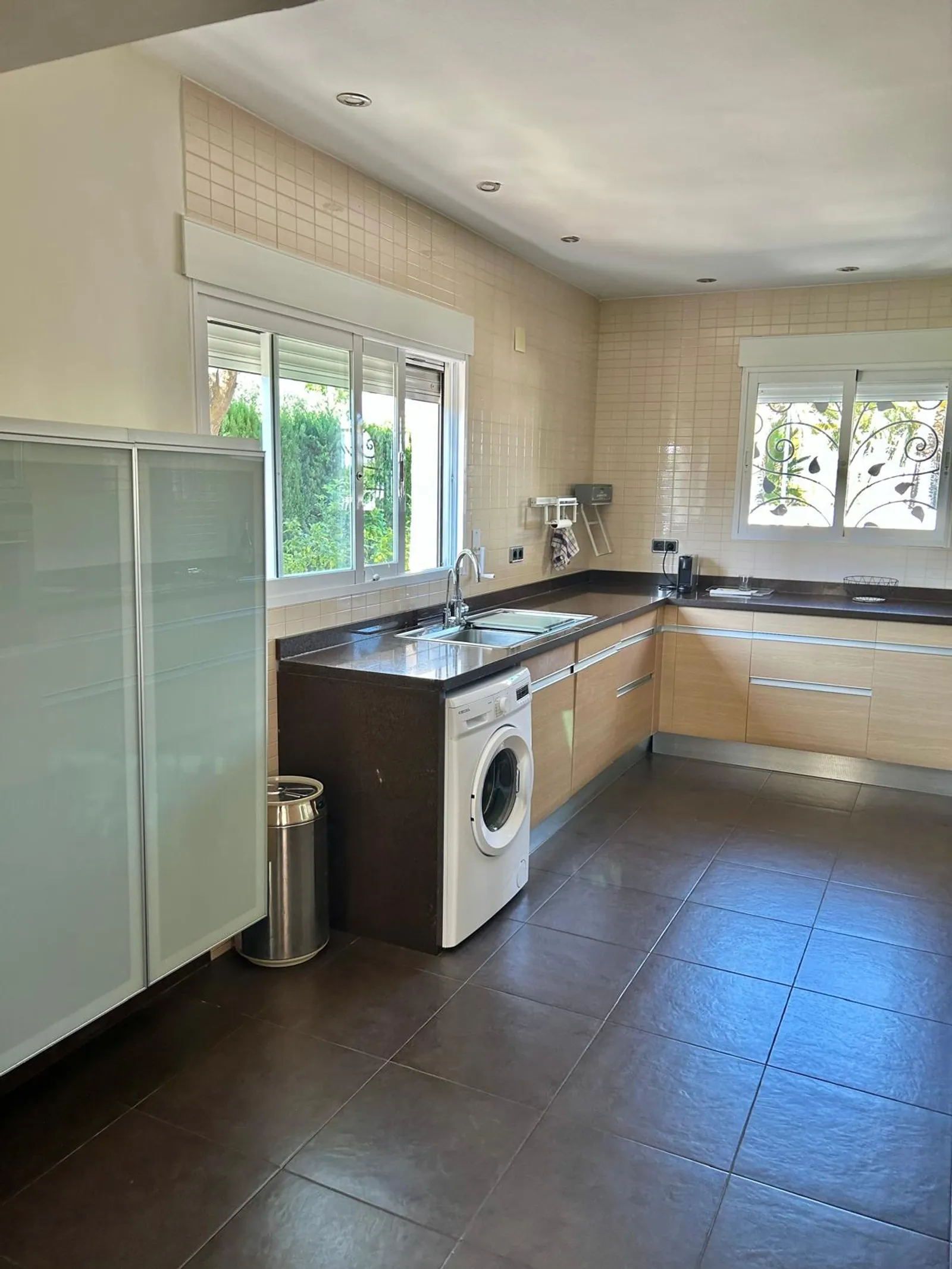 Zona de lavadero integrada en la cocina del chalet en Benidorm