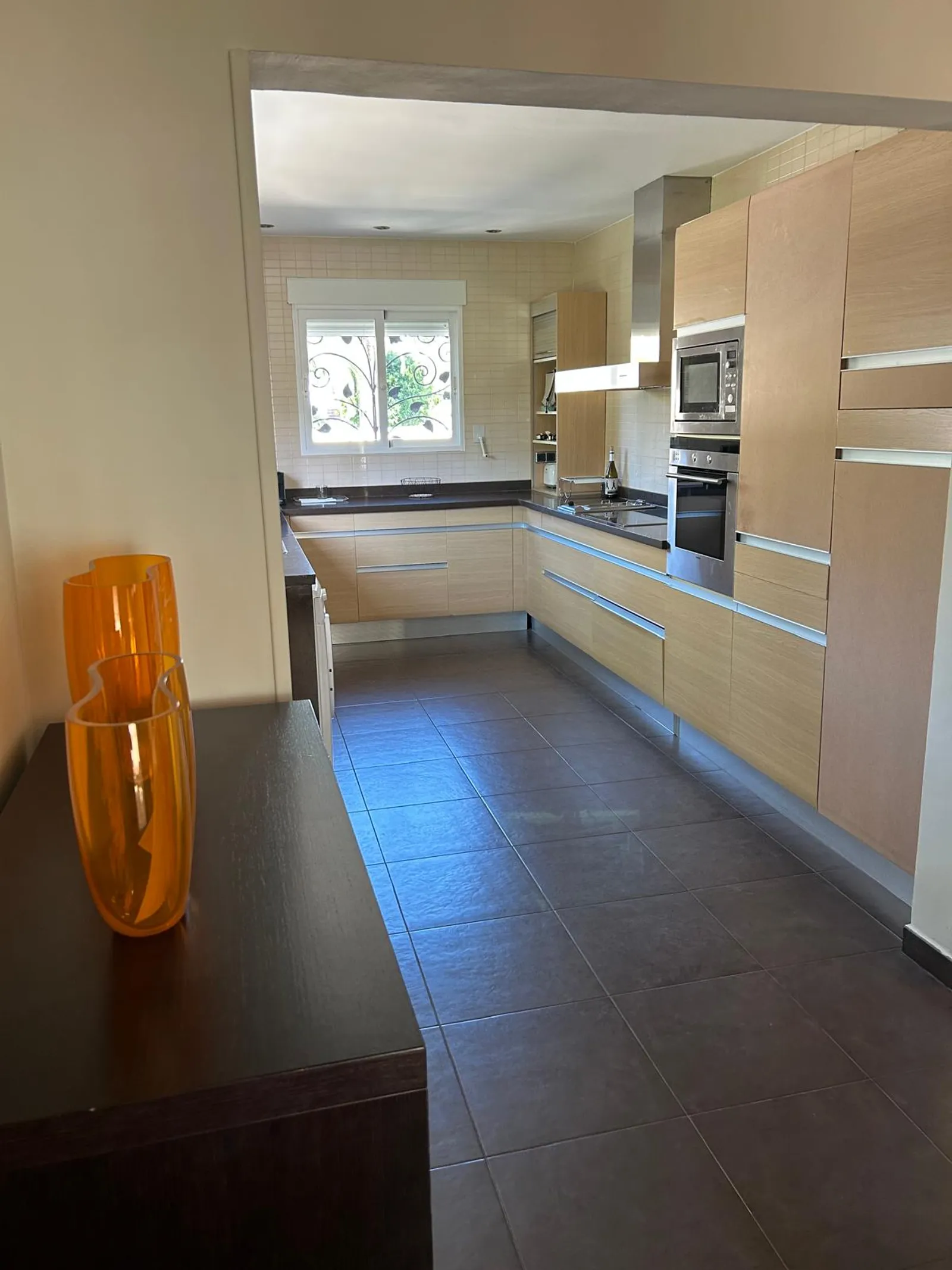 Cocina equipada con office y encimera oscura, chalet en Benidorm