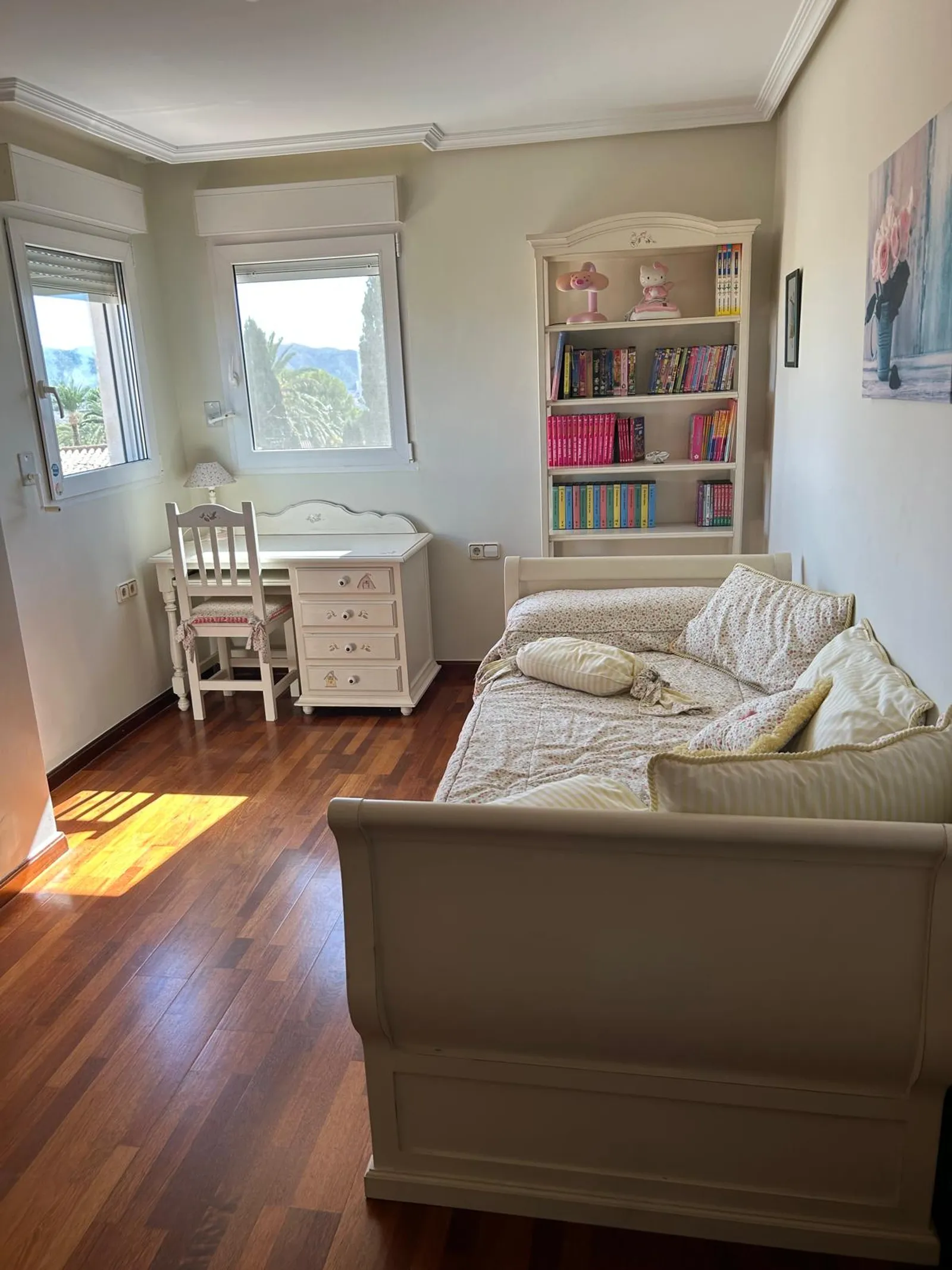 Dormitorio individual con escritorio y estantería