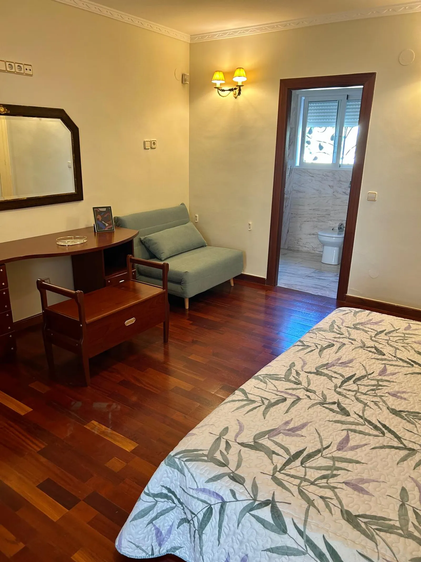 Dormitorio con baño propio y zona de estar, chalet en Benidorm