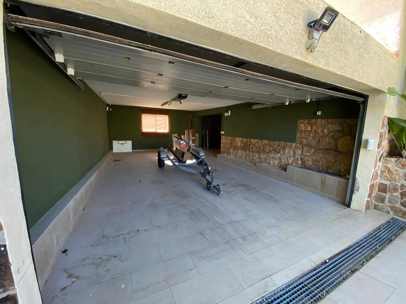 Garaje con puerta motorizada del chalet en Benidorm