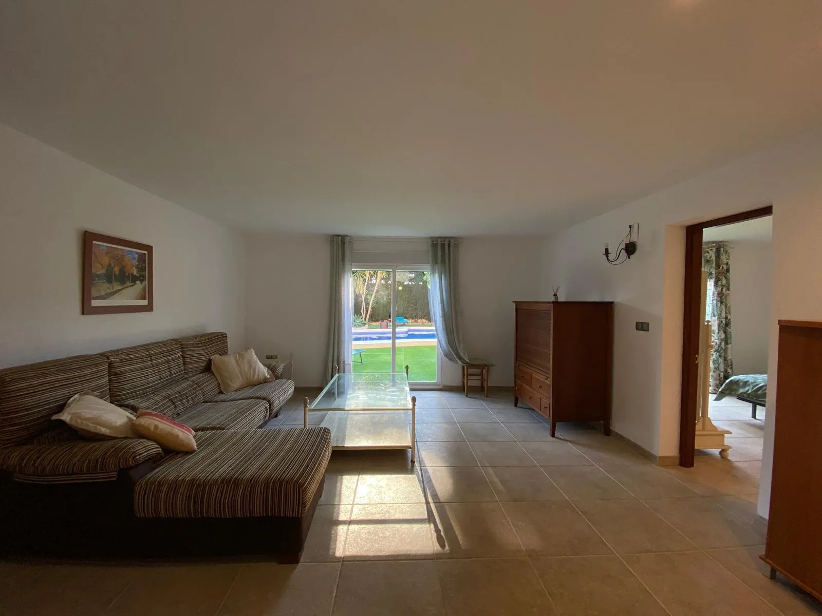 Segundo salón de la planta inferior con salida al jardín