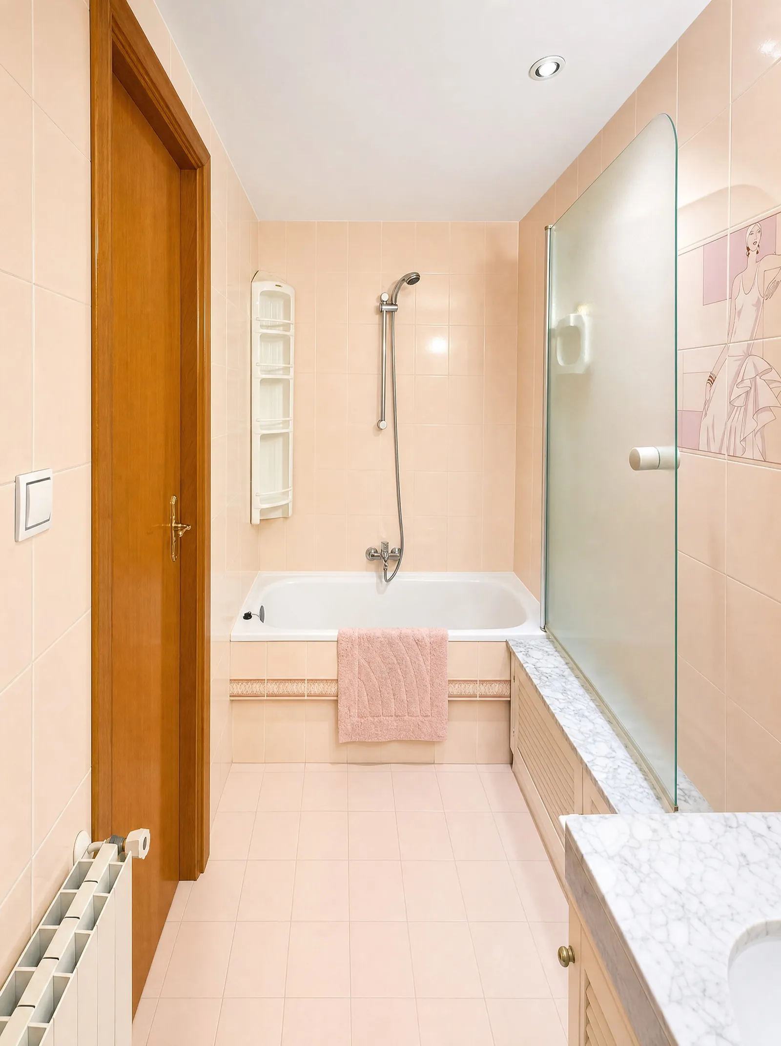 Bañera con mampara de cristal en el baño del piso en Coblanca 28