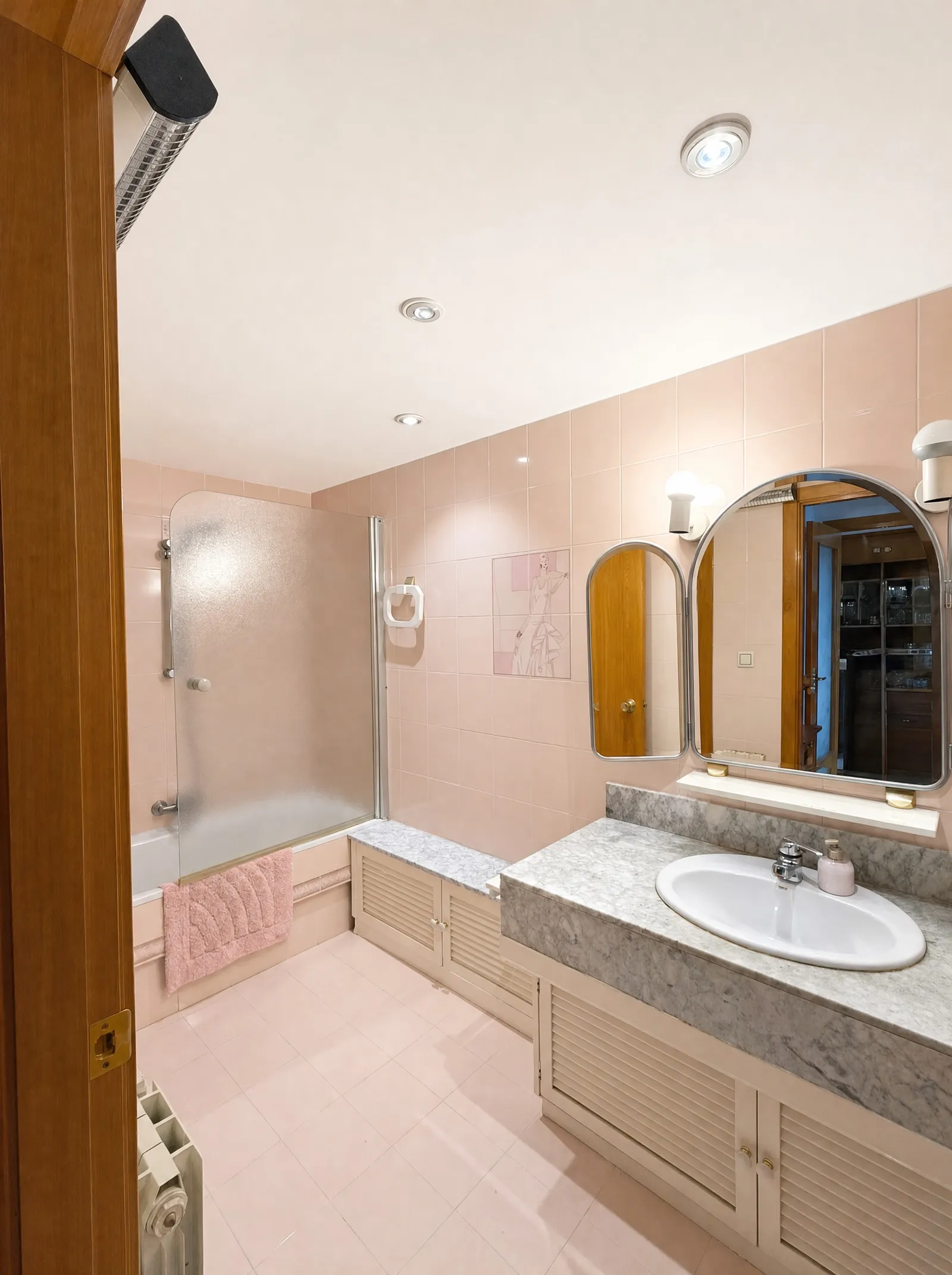 Baño completo con lavabo de mármol y bañera en el piso de Poniente