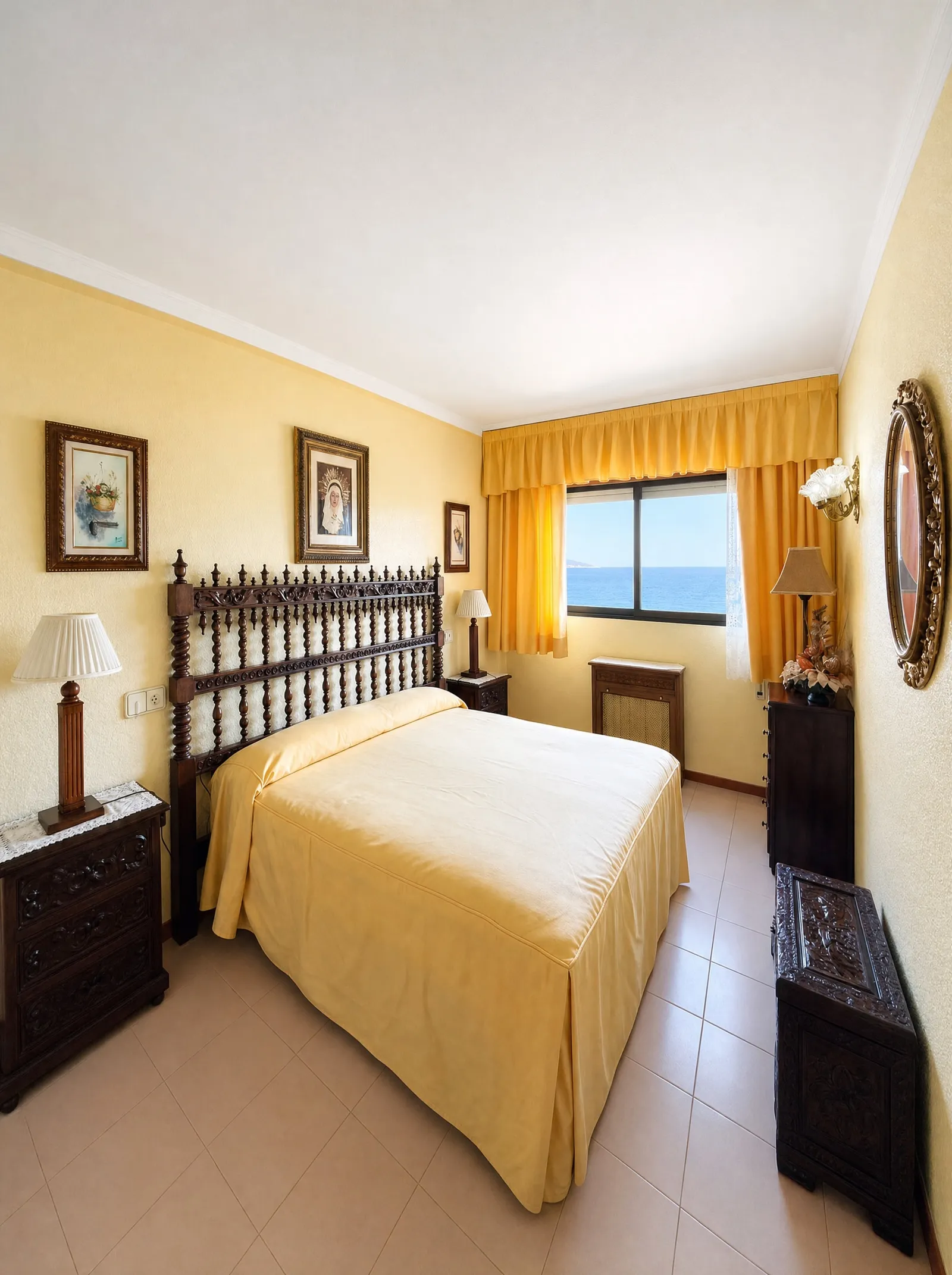Dormitorio doble con ventana al Mediterráneo en Coblanca 28, Benidorm