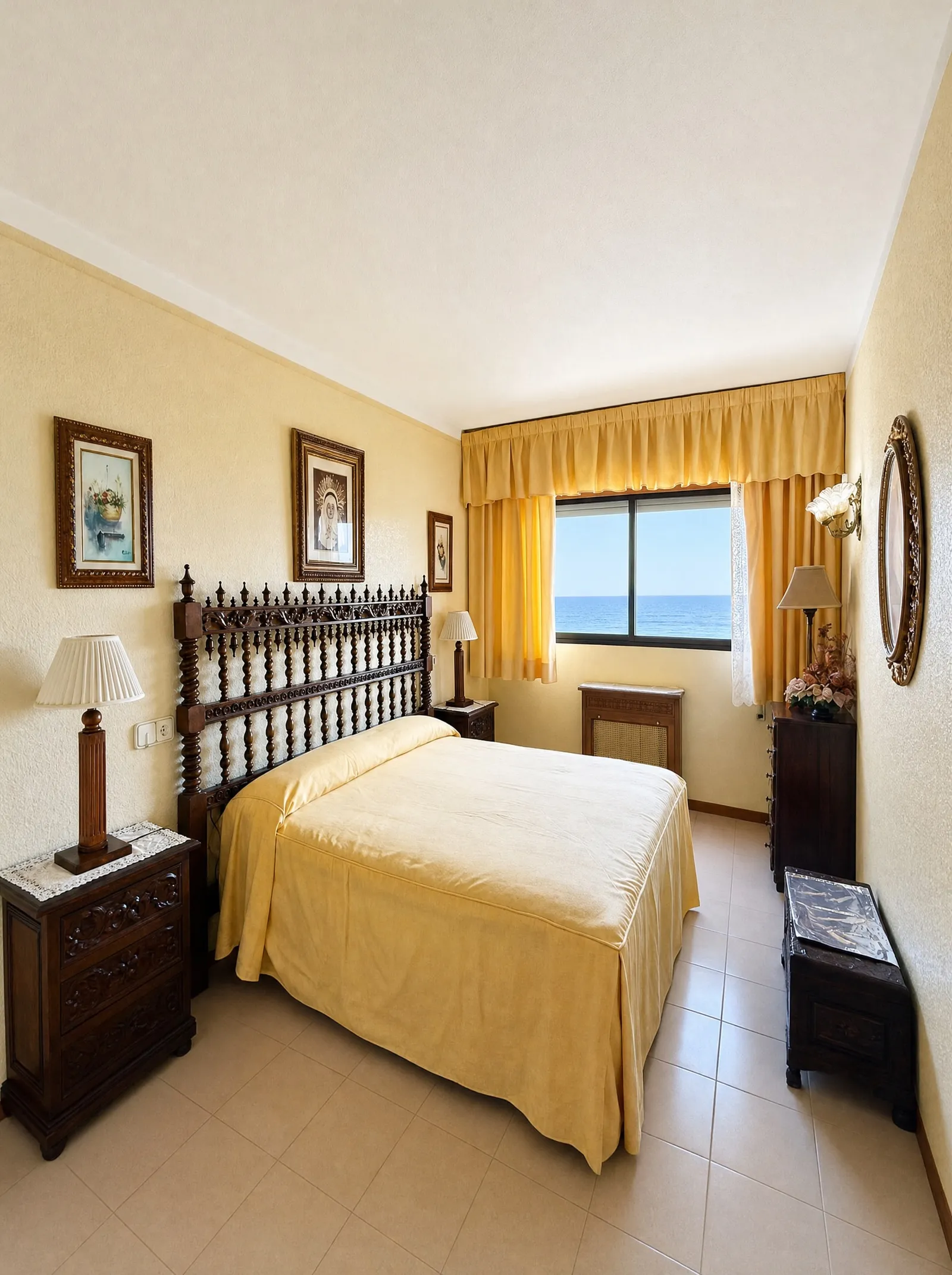 Dormitorio independiente con vistas al mar en el piso de Playa de Poniente