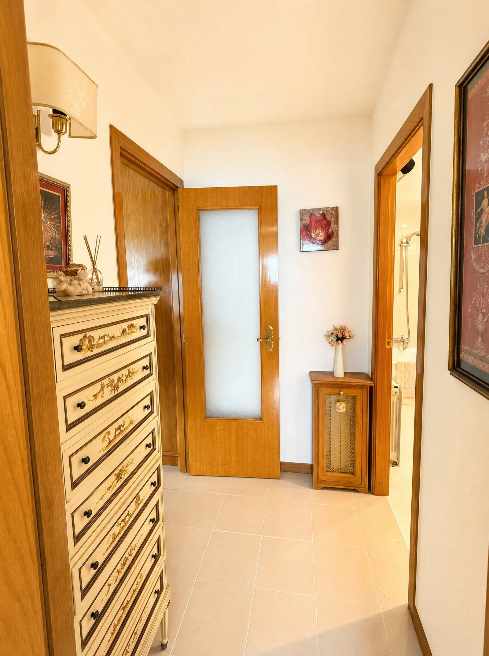 Pasillo distribuidor del piso amueblado en Coblanca 28, Benidorm