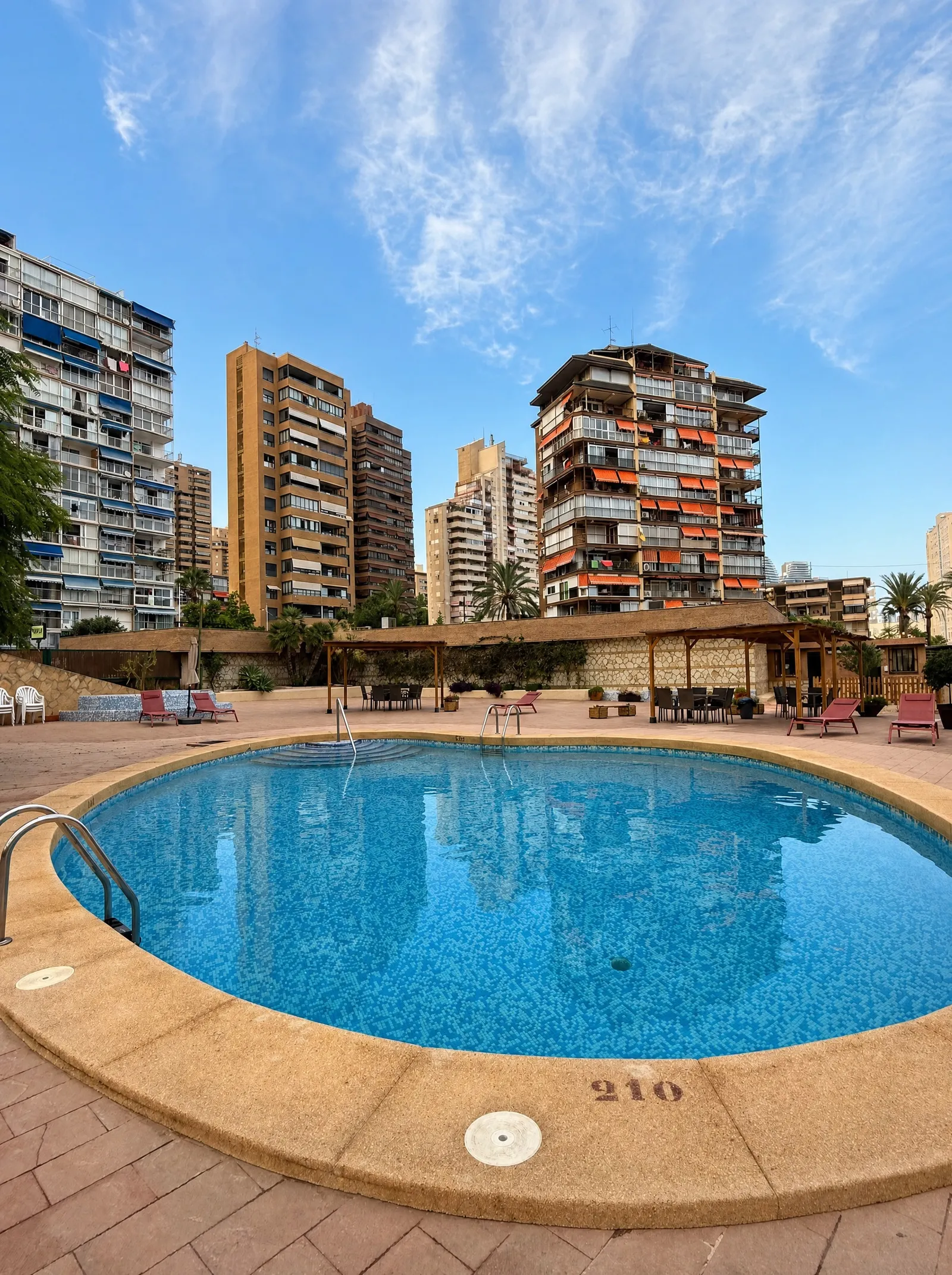 Piscina comunitaria de la urbanización Coblanca 28 en Playa de Poniente, Benidorm
