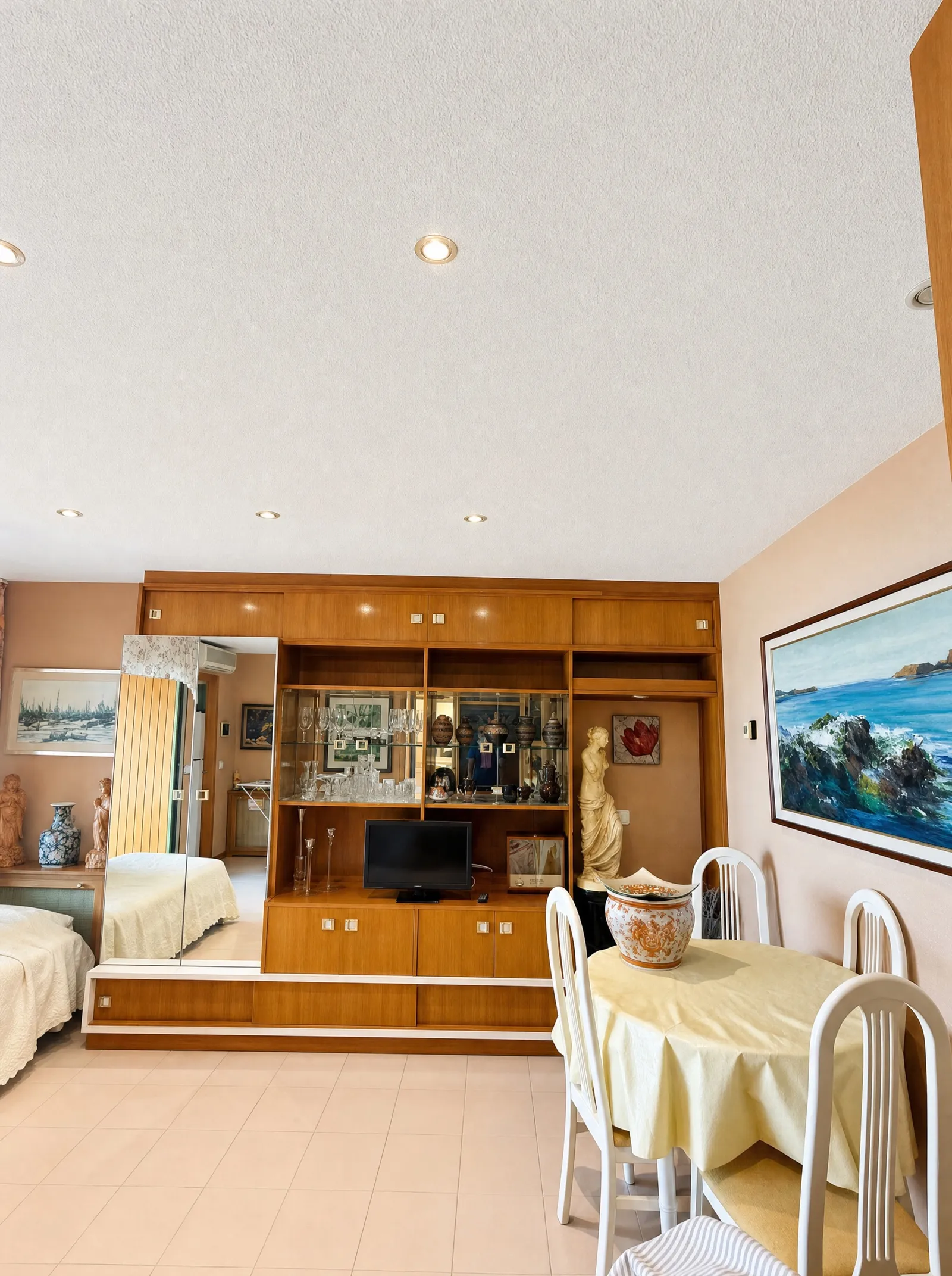 Zona de comedor y mueble de salón en el piso amueblado de Coblanca 28