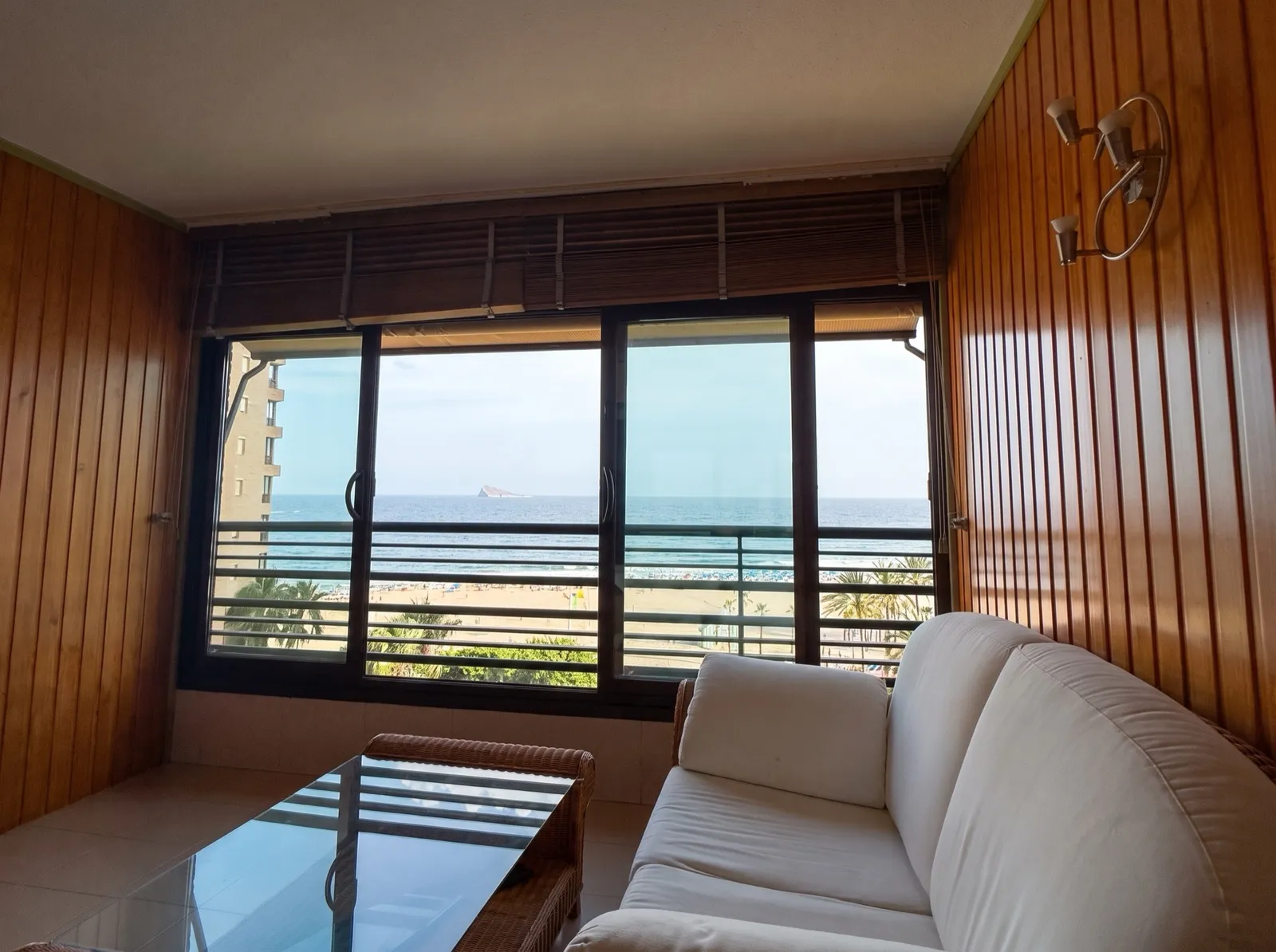 Ventanal del salón con vistas frontales al Mediterráneo y a la Isla de Benidorm