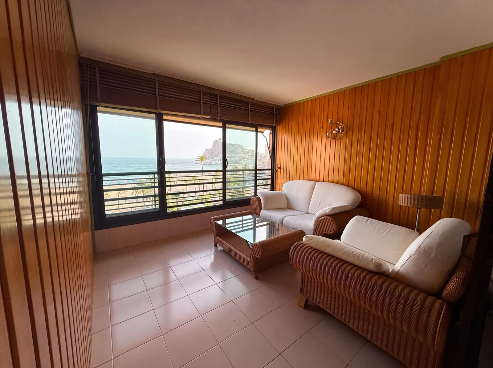 Salón acristalado con vistas al mar y a la Playa de Poniente en Coblanca 28, Benidorm