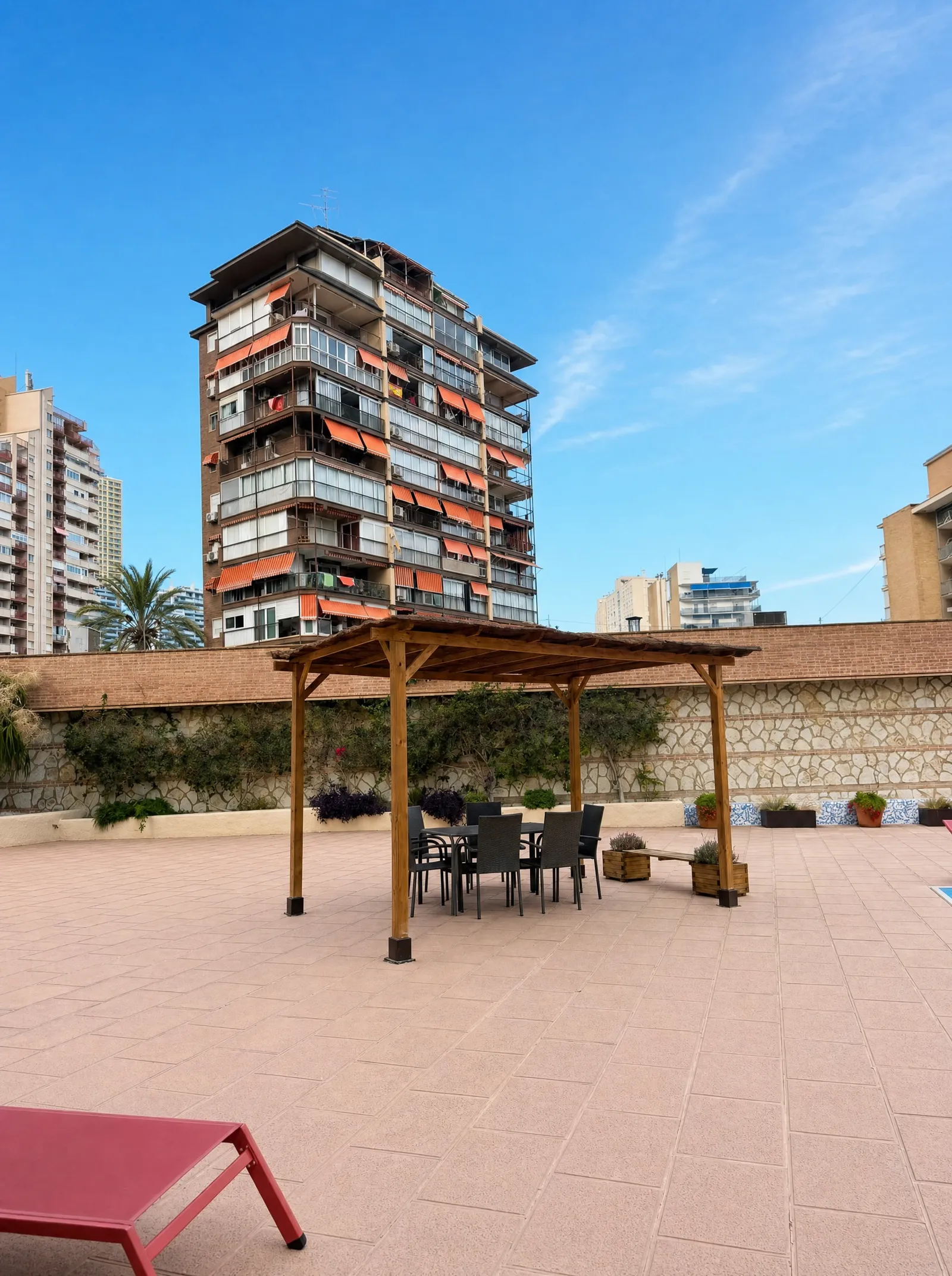 Terraza comunitaria con pérgola en la urbanización Coblanca 28, Benidorm