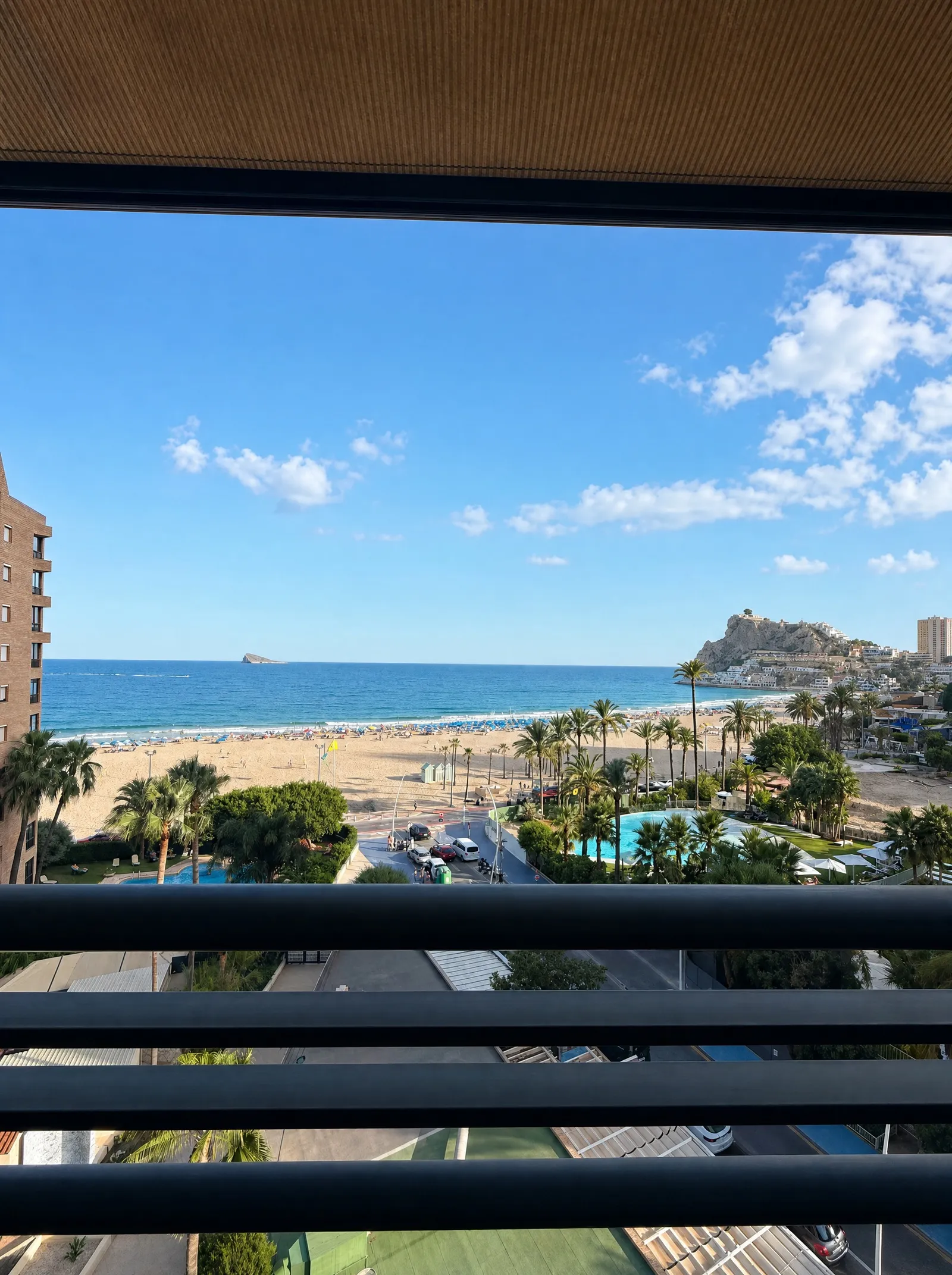 Vistas al mar y a la Playa de Poniente desde el balcón del piso en Coblanca 28