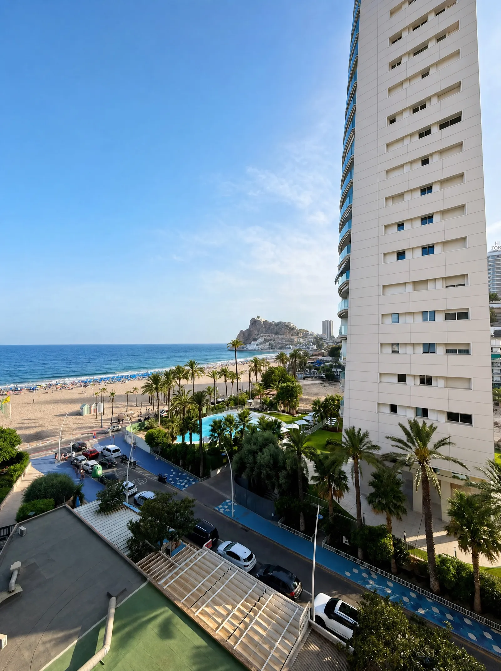 Vistas laterales a Poniente, el Castillo y la torre vecina desde el piso en alquiler en Benidorm