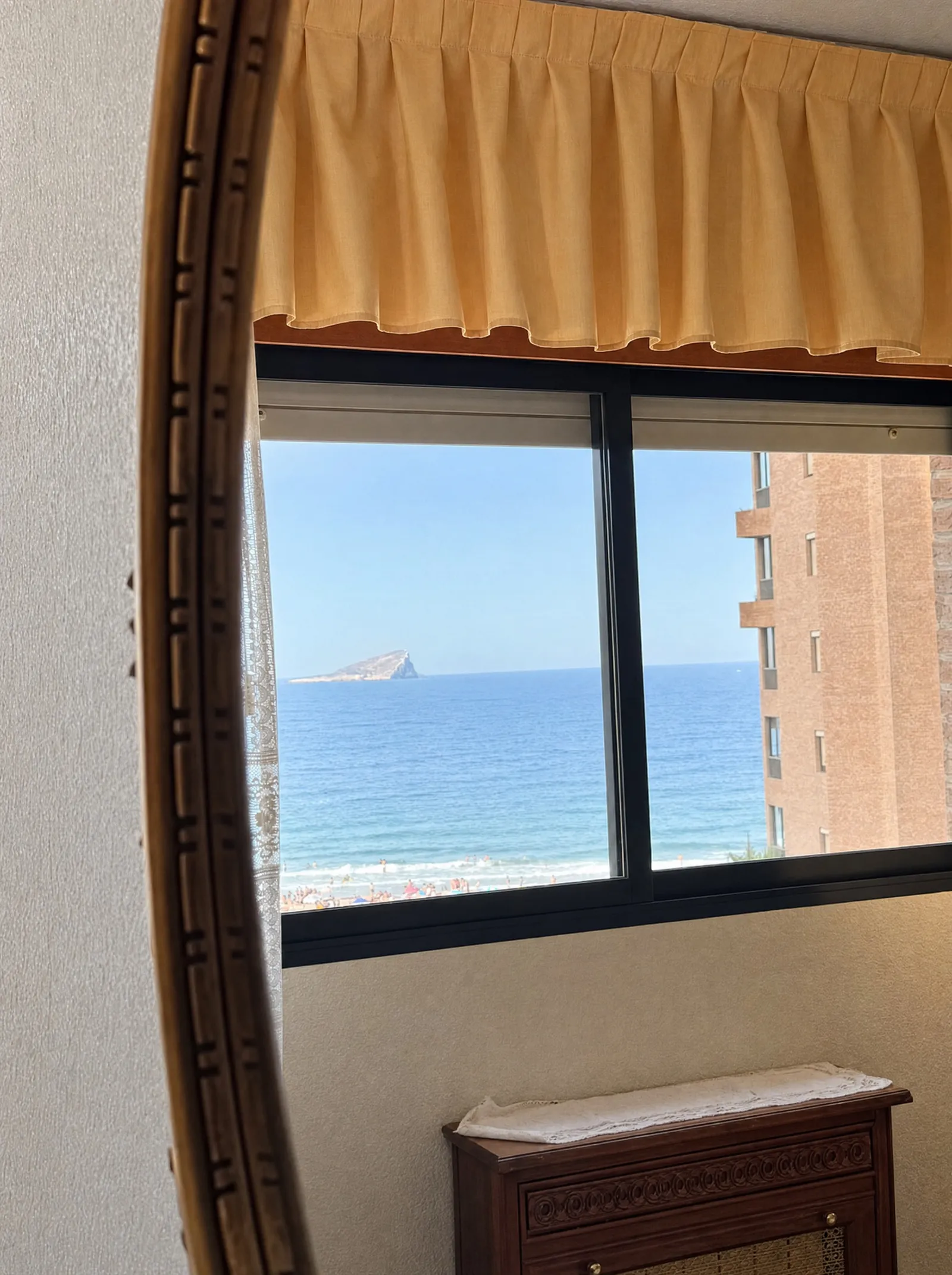 Vistas a la Isla de Benidorm y al mar desde la ventana del dormitorio