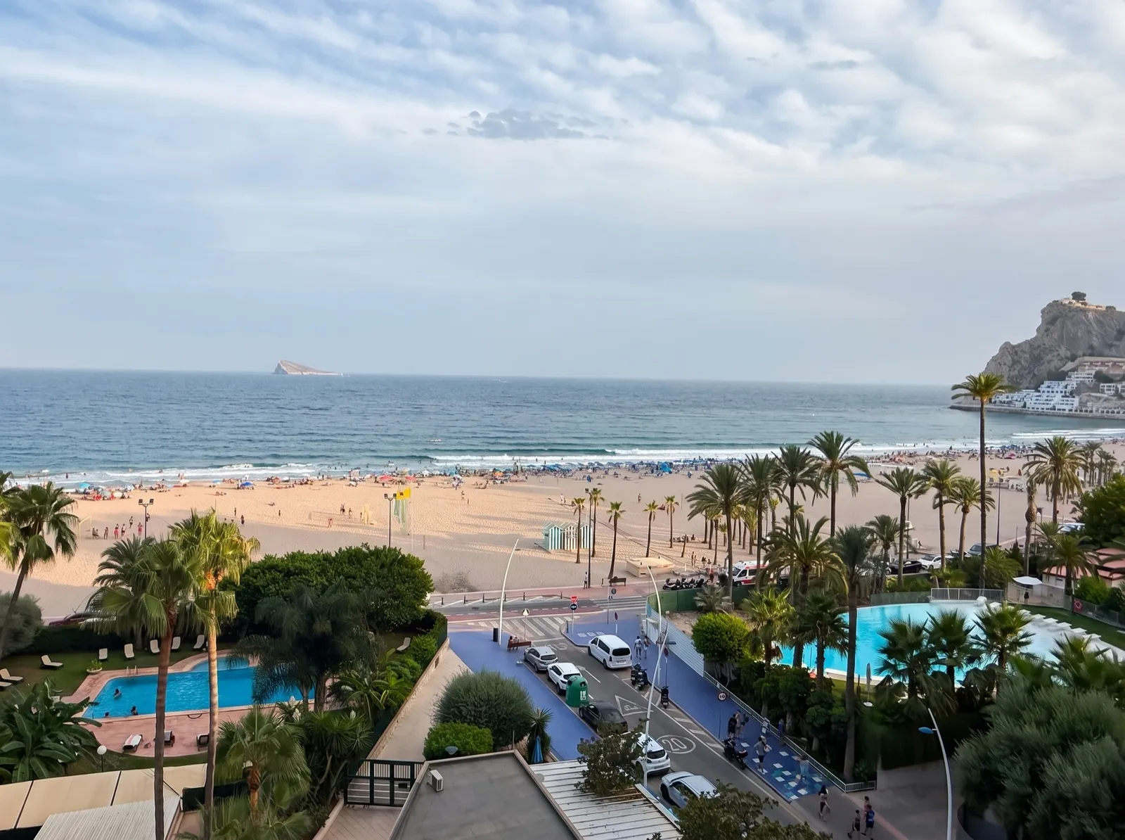 Vista panorámica de la Playa de Poniente, el Castillo y la Isla de Benidorm desde el piso