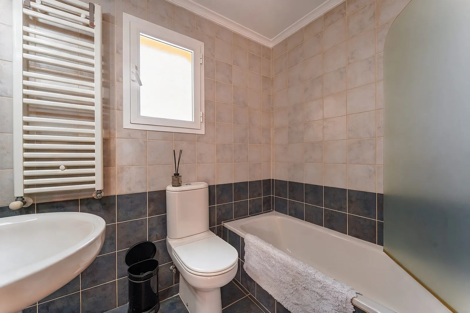 Baño completo con bañera de la casa en Calpe
