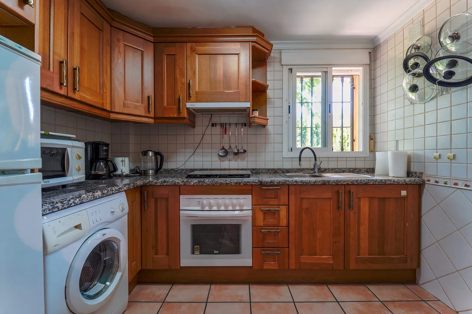 Cocina independiente equipada de la casa en venta en Calpe