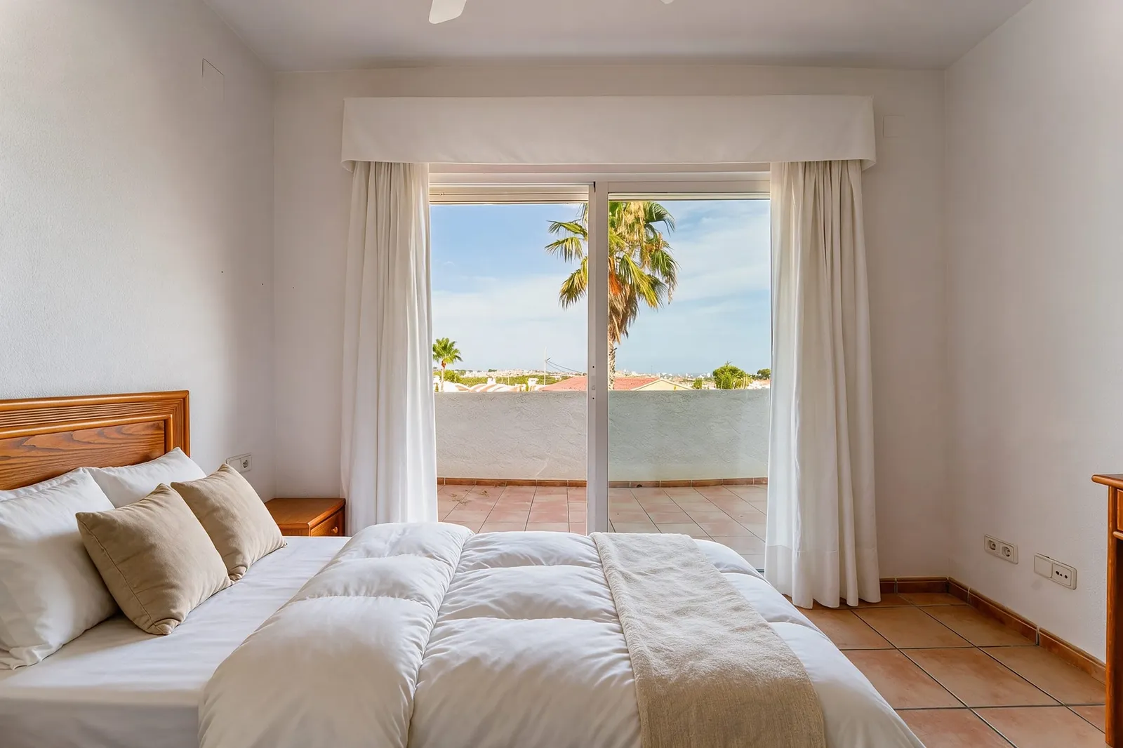 Dormitorio doble con acceso a terraza en la vivienda de Calpe