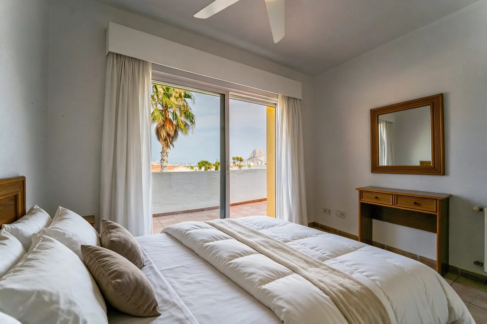 Dormitorio principal con vistas al Peñón de Ifach en Calpe