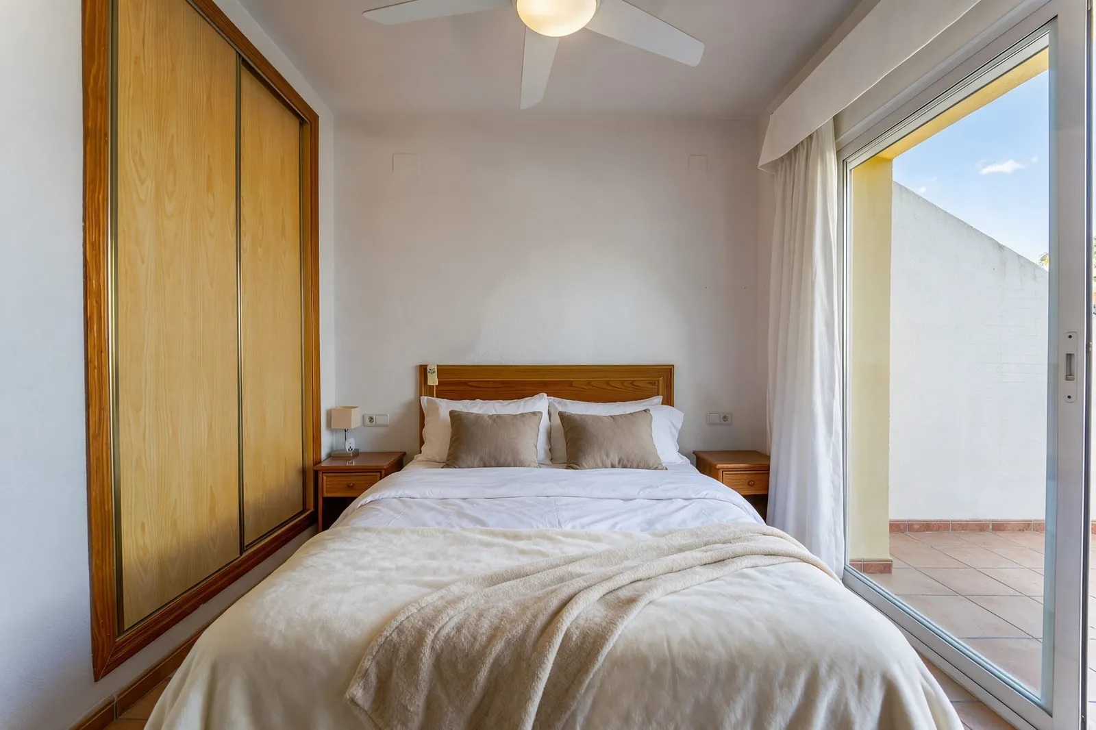 Dormitorio principal con salida a terraza, casa en Calpe