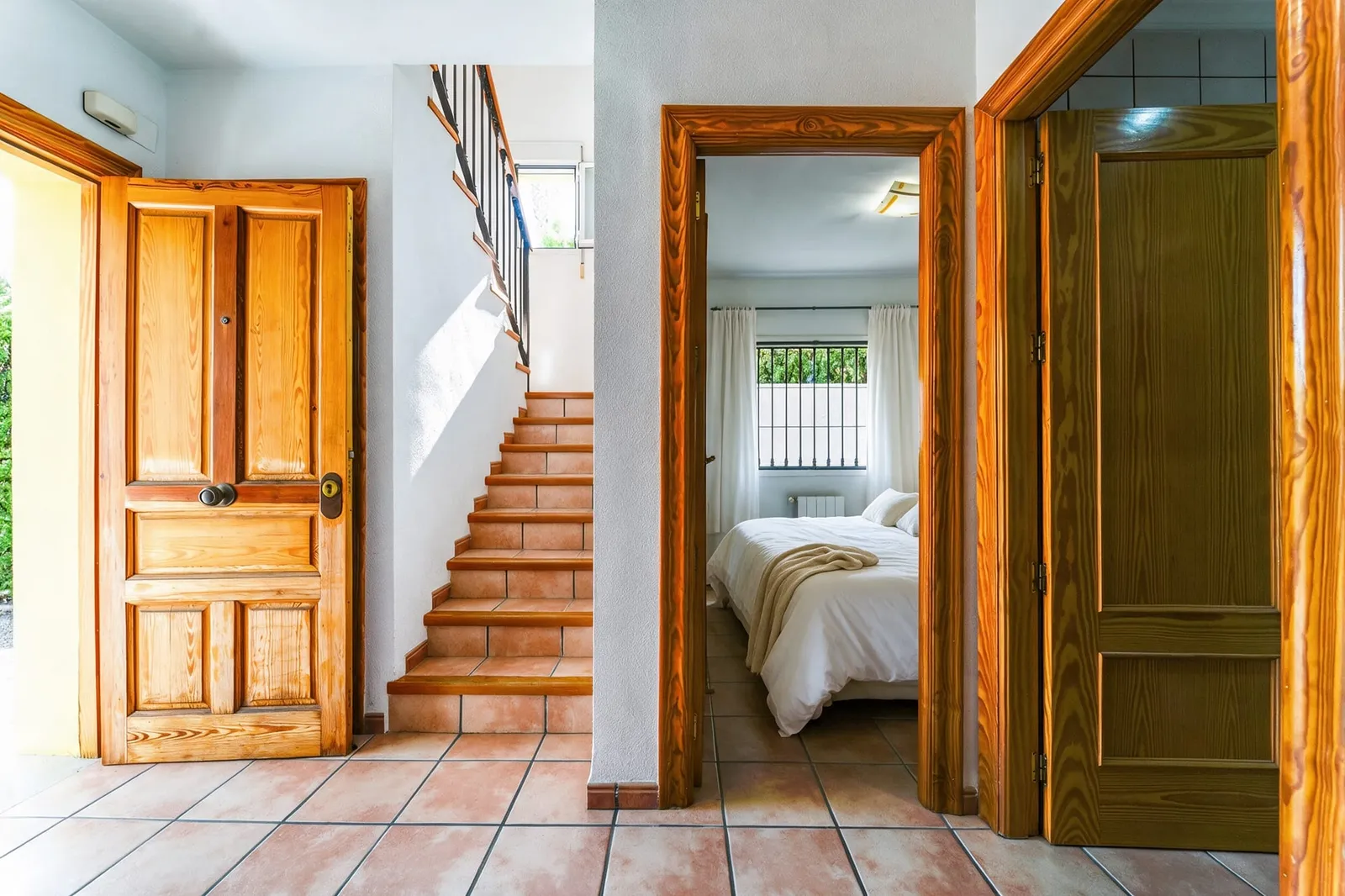 Recibidor con escalera a la planta de dormitorios, casa en Calpe