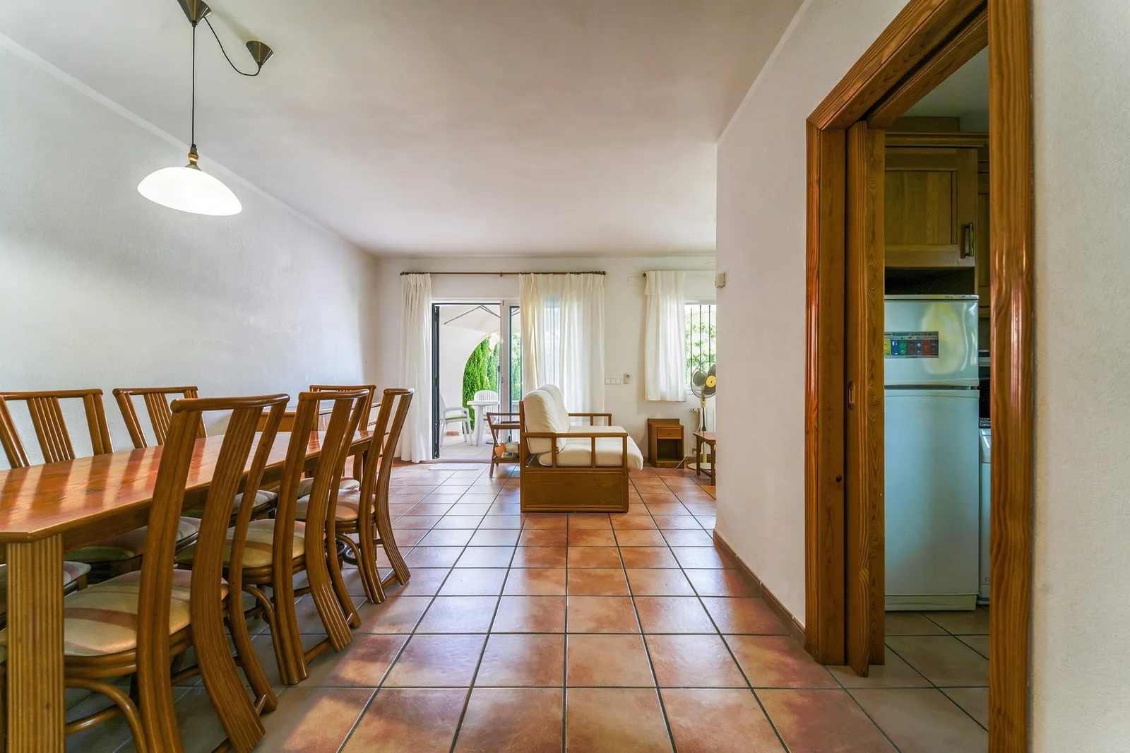 Salón-comedor con mesa para ocho y salida al porche, casa en Calpe