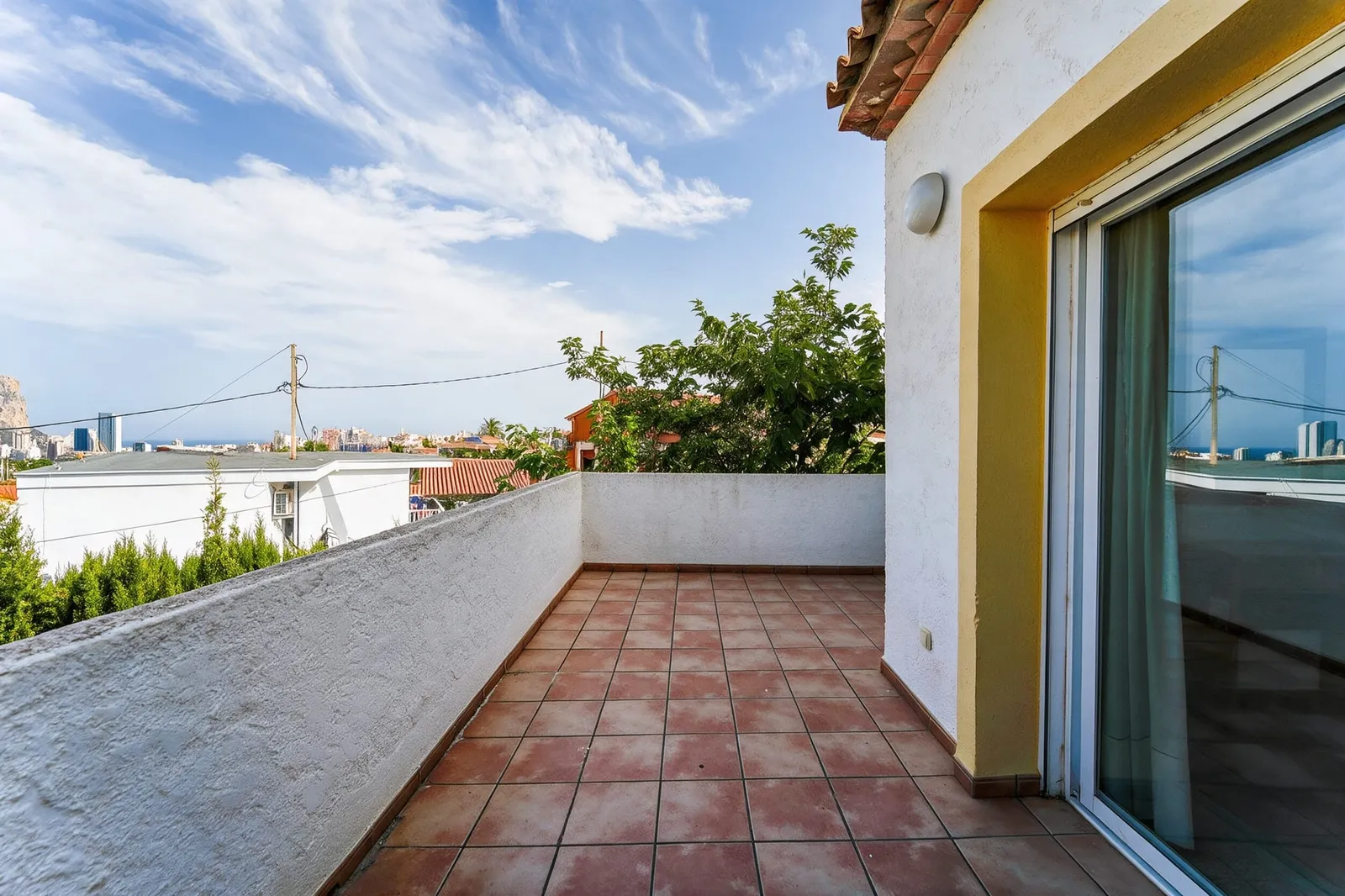 Terraza superior con vistas abiertas sobre Calpe