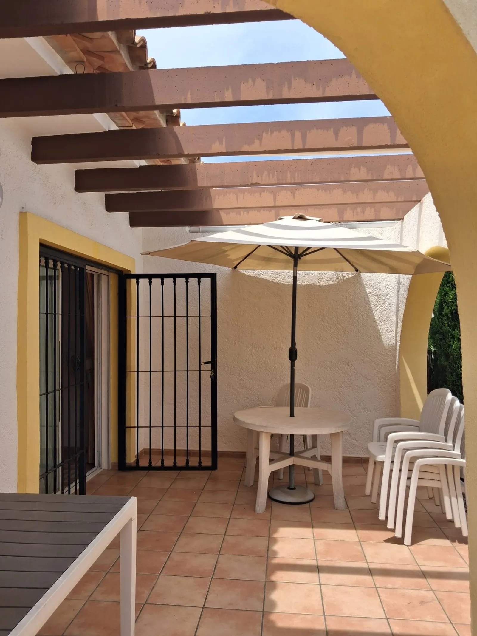 Townhouse with private garden and communal pool