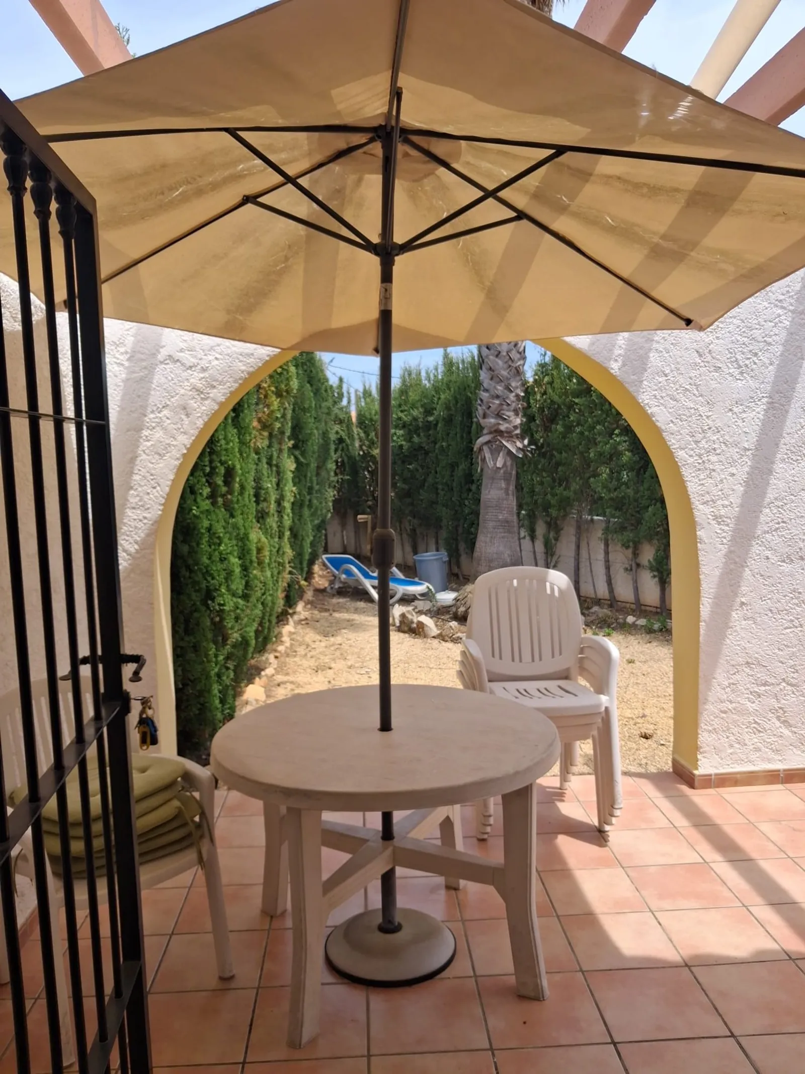 Townhouse with private garden and communal pool
