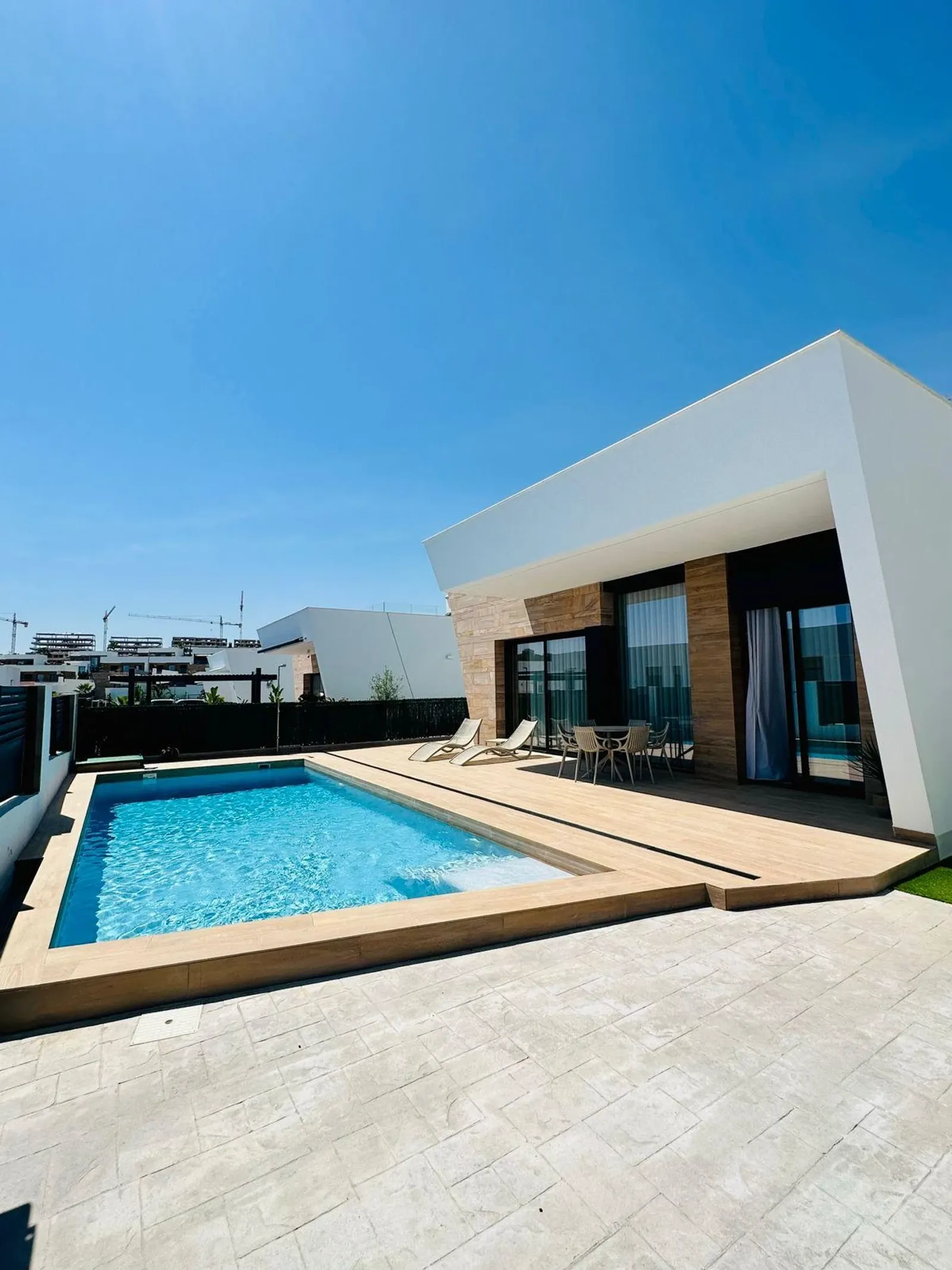 Chalet independiente de 5 dormitorios con piscina en Finestrat