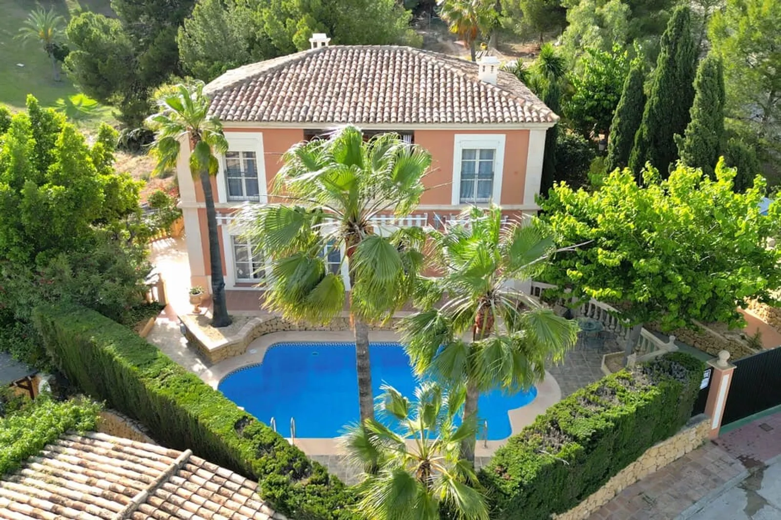 Villa mediterránea con vistas al mar en Golf Bahía
