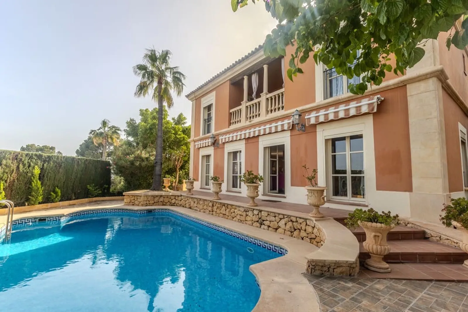 Villa mediterránea con vistas al mar en Golf Bahía