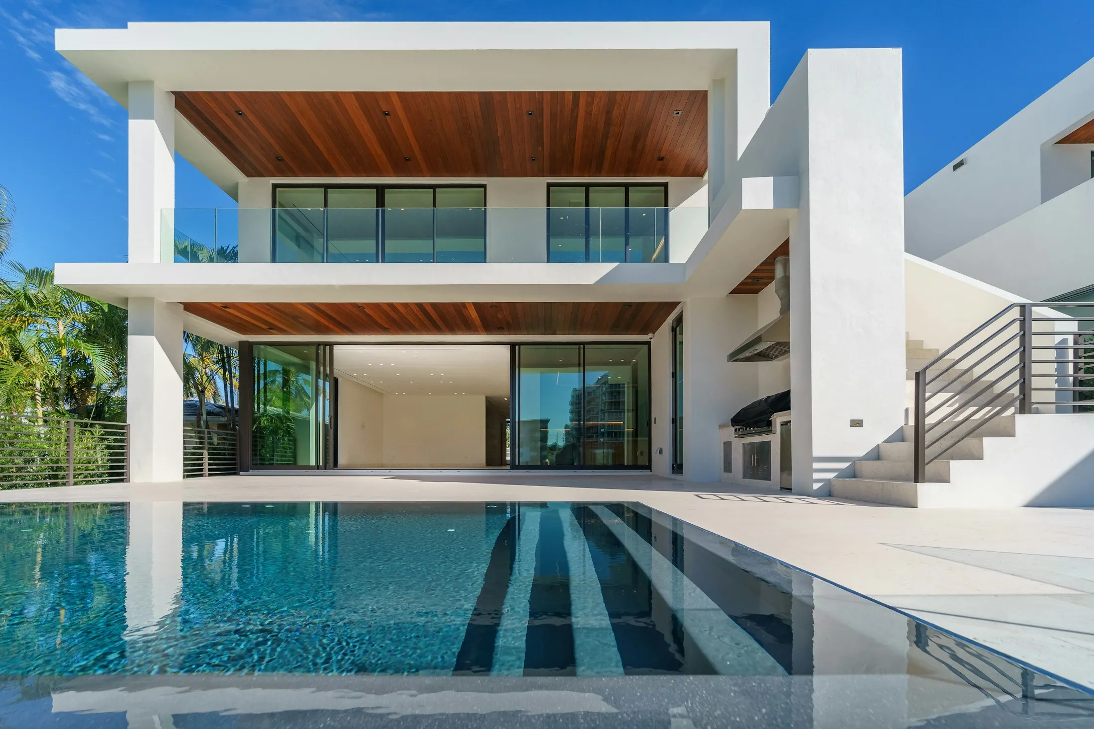 Villa contemporánea con piscina infinita frente al Mediterráneo en la Comunidad Valenciana